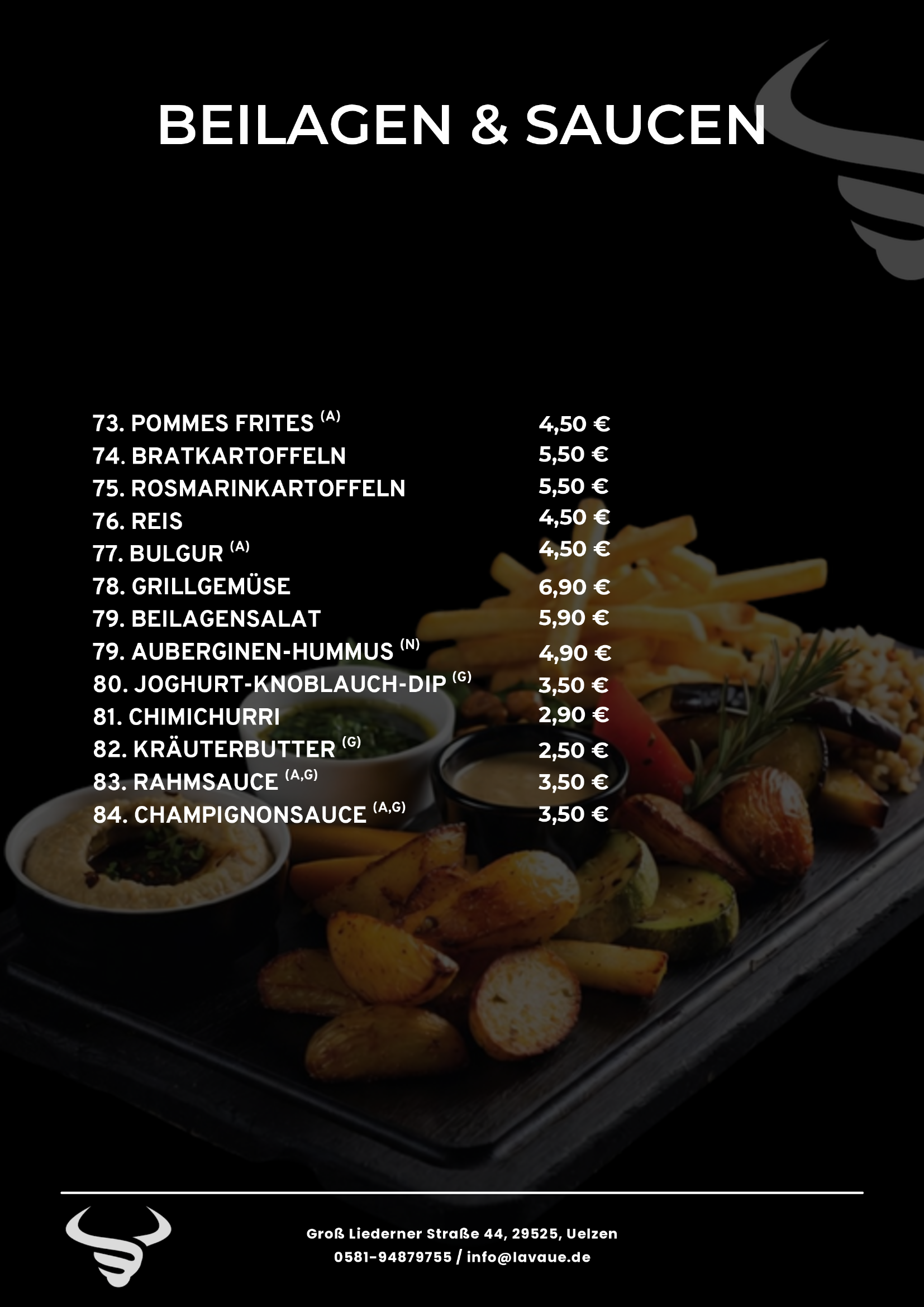 Menükarte mit verschiedenen Beilagen und Saucen, darunter Pommes Frites, Bratkartoffeln, Rosmarinkartoffeln, Reis, Bulgursalat, Grillgemüse, Beilagensalat, Auberginen-Hummus, Jogurt-Knoblauch-Dip, Chimichurri, Kräuterbutter, Rahmsauce und Champignons