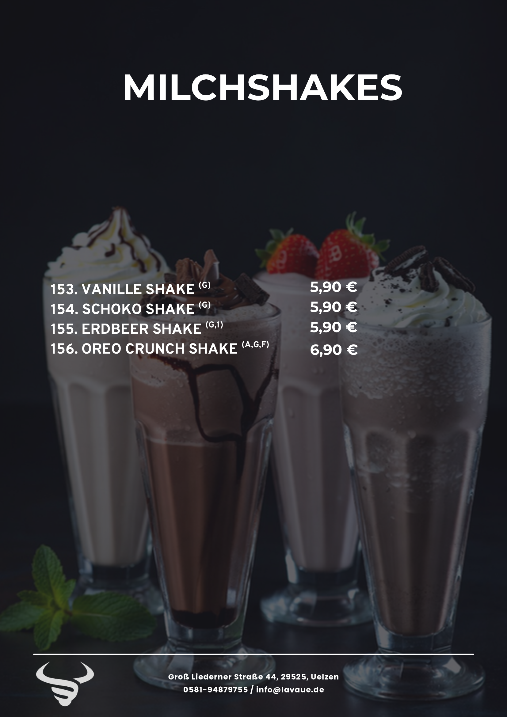Das Bild zeigt vier Milchshakes in Gläsern, dekoriert mit Schlagsahne, Schokoladensirup, Erdbeeren und Schokoladenstückchen, auf einem schwarzen Hintergrund. Darunter befindet sich Text mit Kontaktinformationen und Adresse.