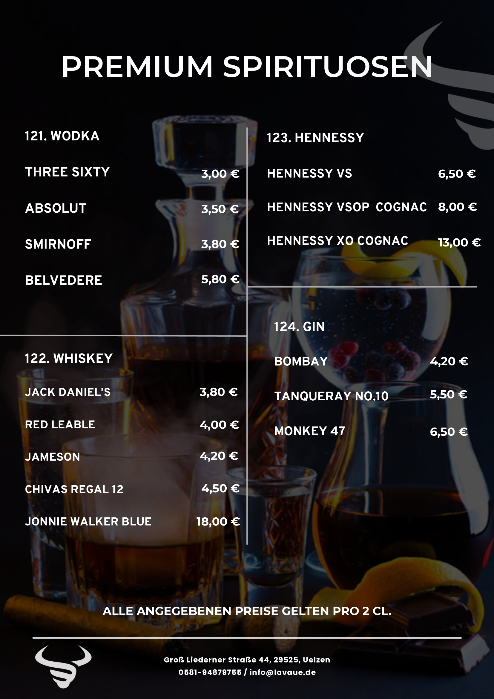 Speisekarte für Premium Spirituosen mit Preisen, darunter Wodka, Whiskey, Gin und weitere. Hintergrund mit Blick auf verschiedene Spirituosen und Cocktails.