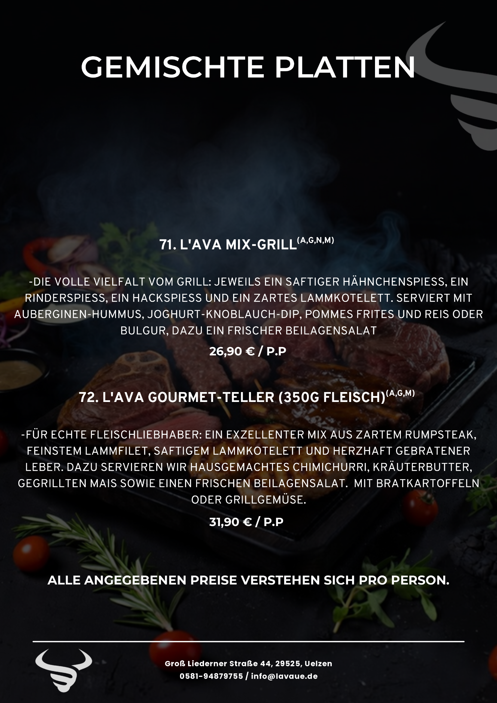 Menükarte mit drei Grillgerichten, darunter eine Mischung aus Hühnchen, Rind, Hackfleisch und Lamm, sowie ein Gourmet-Teller mit Rumpsteak und Lammkoteletts, alle mit Beilagen wie Chimichurri, Kräuterbutter, Grillgemüse und Kartoffeln.