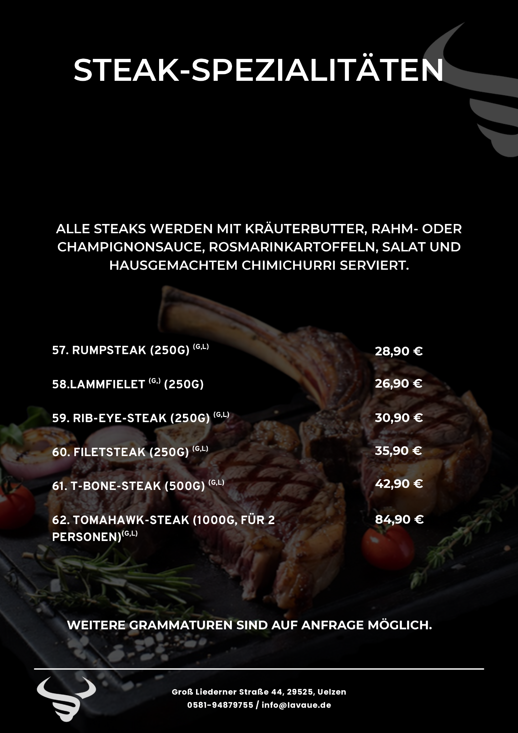 Menükarte mit verschiedenen Steaks und Preisen, darunter Rumpsteak, Lammpflet, Rib-Eye-Steak, Filetsteak, T-Bone-Steak und Tomahawk-Steak, mit Beschreibung der Zubereitung und Preisen, auf schwarzem Hintergrund.