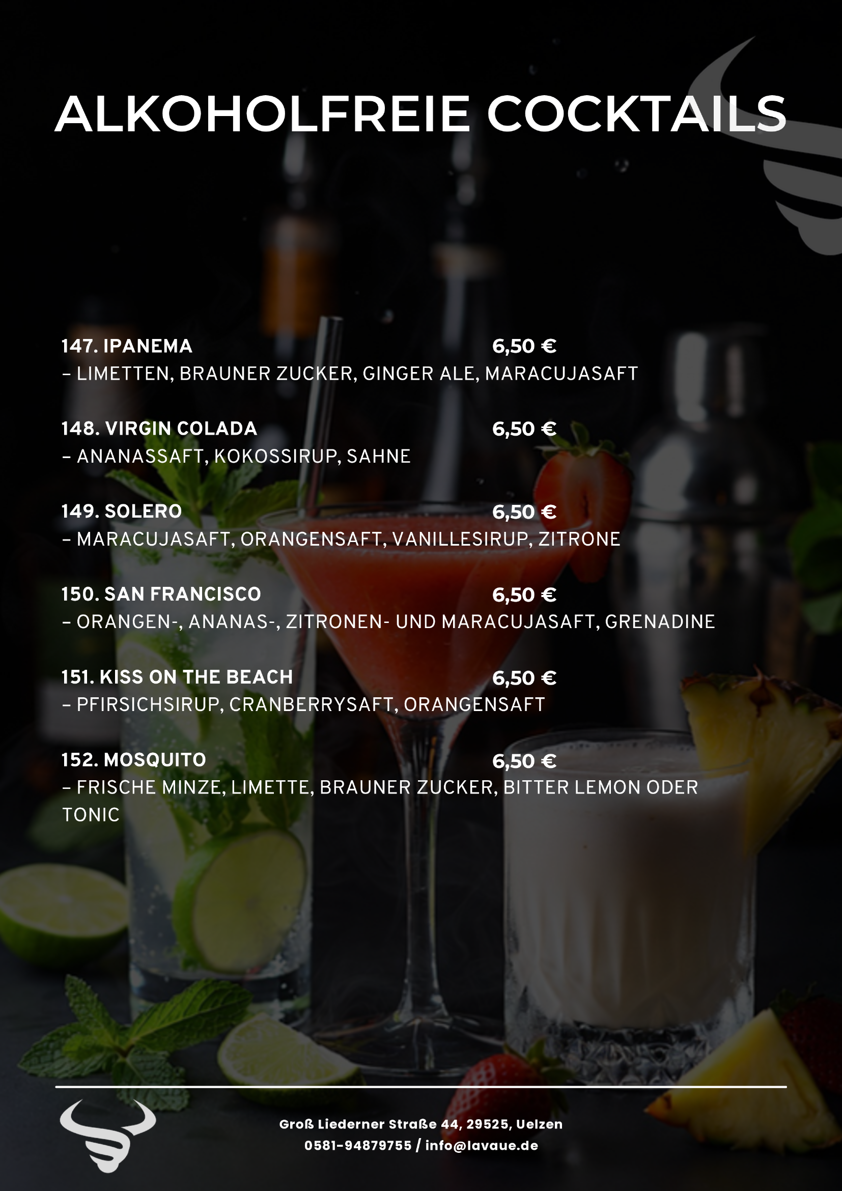 Speisekarte für alkoholfreie Cocktails mit Namen, Zutaten und Preisen, im Hintergrund verschiedene Cocktails und Früchte sichtbar.