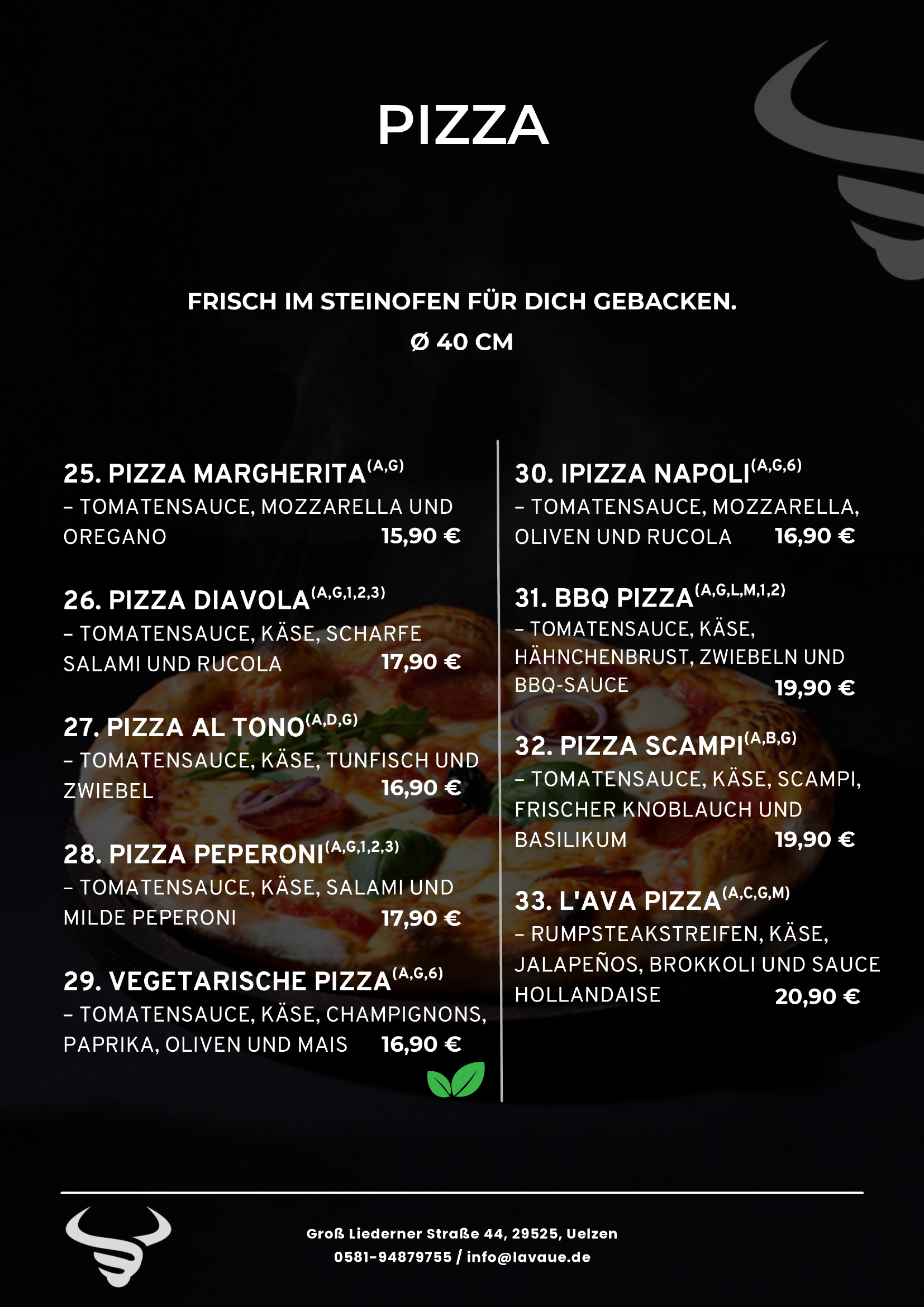 Speisekarte für Pizzas mit verschiedenen Sorten, deren Zutaten und Preisen in Euro, inklusive Kontaktinformationen am unteren Ende.
