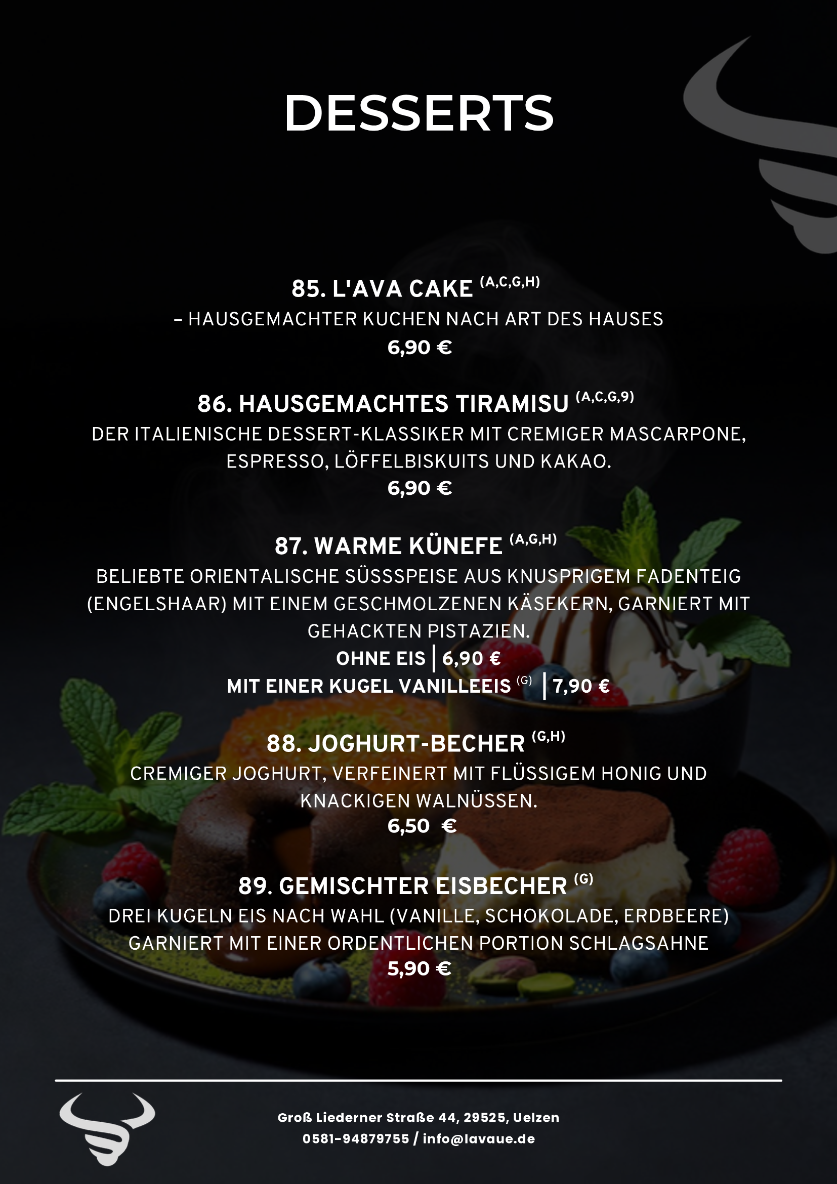 Speisekarte mit verschiedenen Desserts, darunter Kuchen, Tiramisu, Warmkäufe, Joghurtbecher, Eisbacher, auf schwarzem Hintergrund