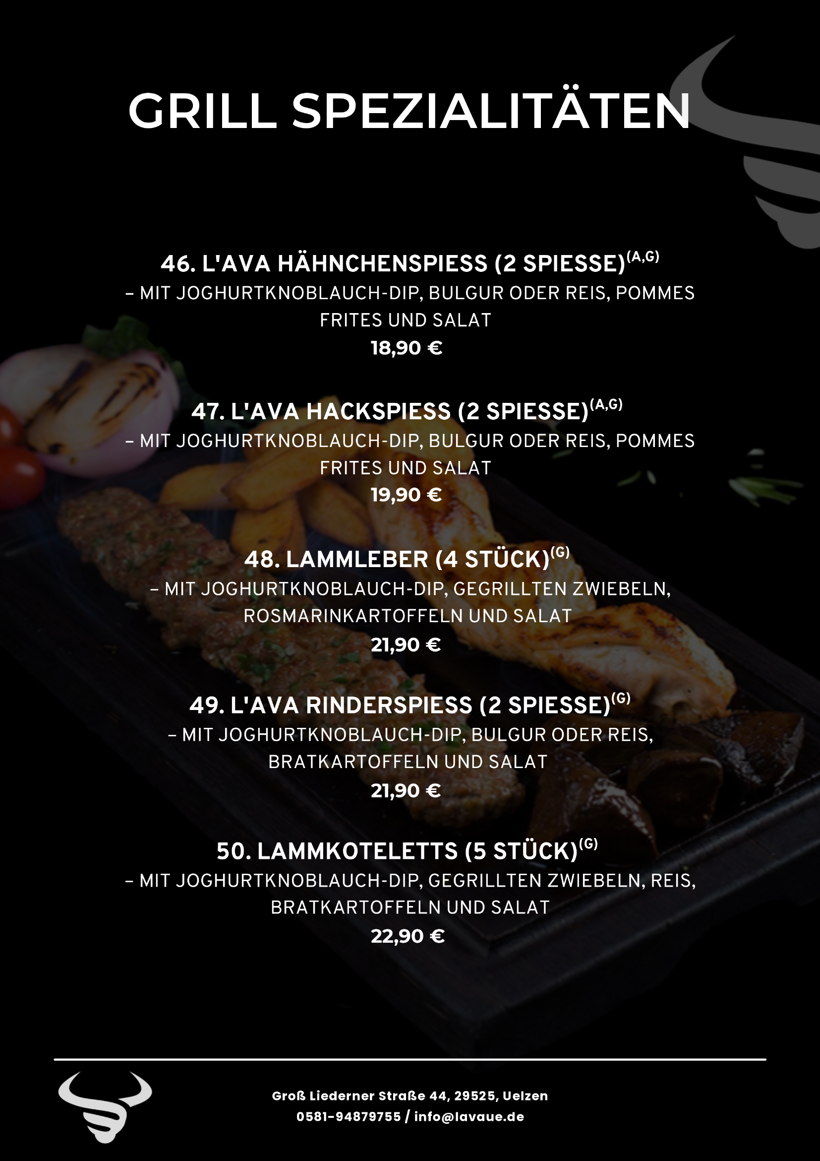 Speisekarte mit Grill-Spezialitäten, inklusive Chicken Skewers, Rindfleisch, Lamm, und Lammkoteletts, mit Preisen zwischen 18,90 € und 22,90 €, darunter auch Beilagen wie Reis, Pommes, Salat und Joghurt-Knoblauch-Dip.