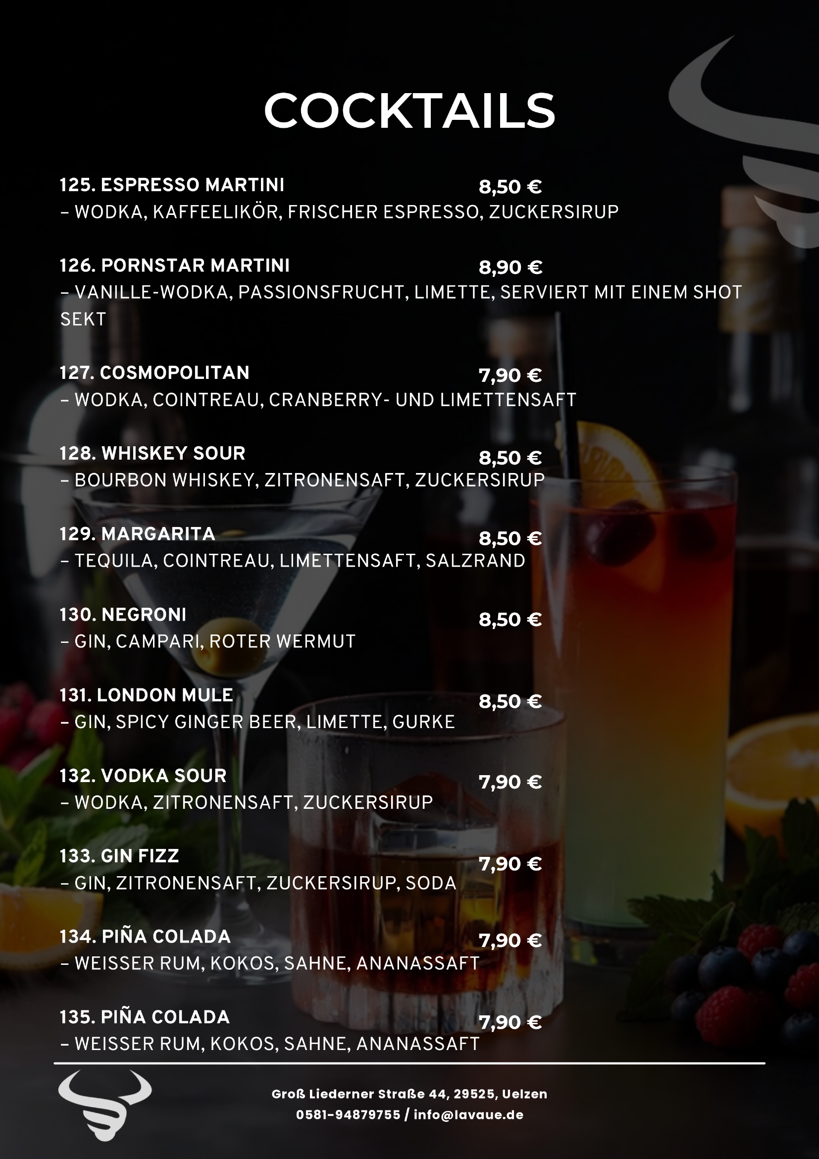 Menü mit Cocktails, darunter Espresso Martini, Pornstar Martini, Cosmopolitan, Whiskey Sour, Margarita, Negroni, London Mule, Vodka Sour, Gin Fizz, Piña Colada; Preise und Zutaten aufgeführt; dunkler Hintergrund, Getränke und Fruchtdekoration sichtba