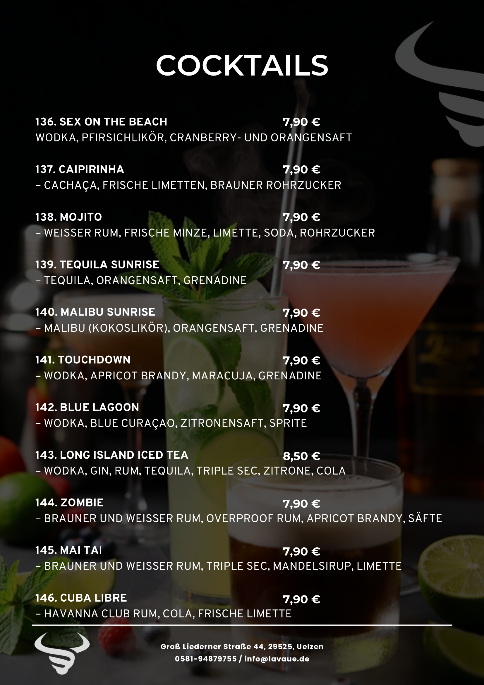 Ein Getränkemenü mit verschiedenen Cocktails, auf schwarzem Hintergrund, gelistet mit Namen, Zutaten und Preisen in Euro.