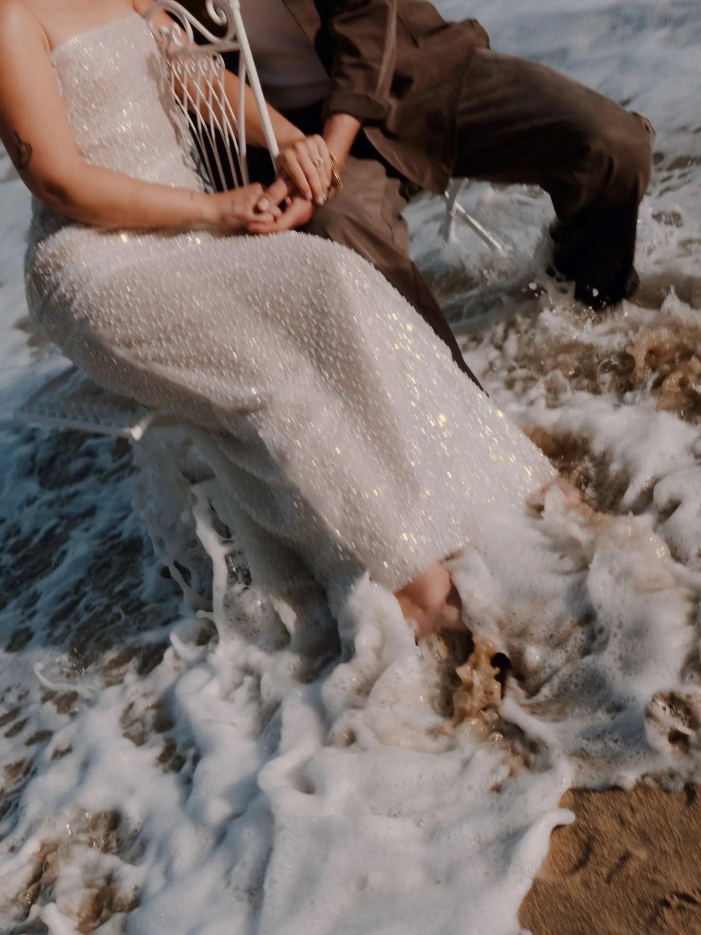 S U M M E R | R O M A N C E

It may be absolutely ridiculous weather outside now, but we can all manifest a summer romance like this 🙏🏼🌊💖

Host + planning @fayewildephotography #fayewildeworkshops in collaboration with @french_bague_ette 
educati