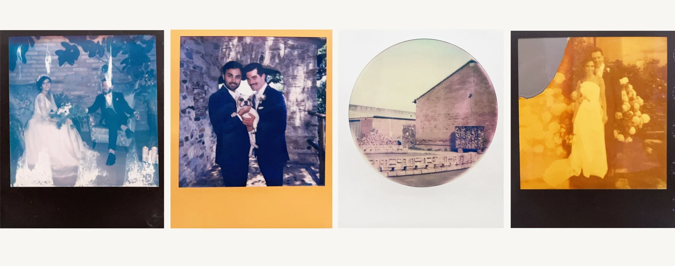 Serie di quattro fotografie di matrimonio, una con gli sposi in bianco e nero, una con due uomini in abiti eleganti con un cane, una immagine di un attico in uno stabile in mattoni, e l'ultima con una coppia di sposi con fiori.