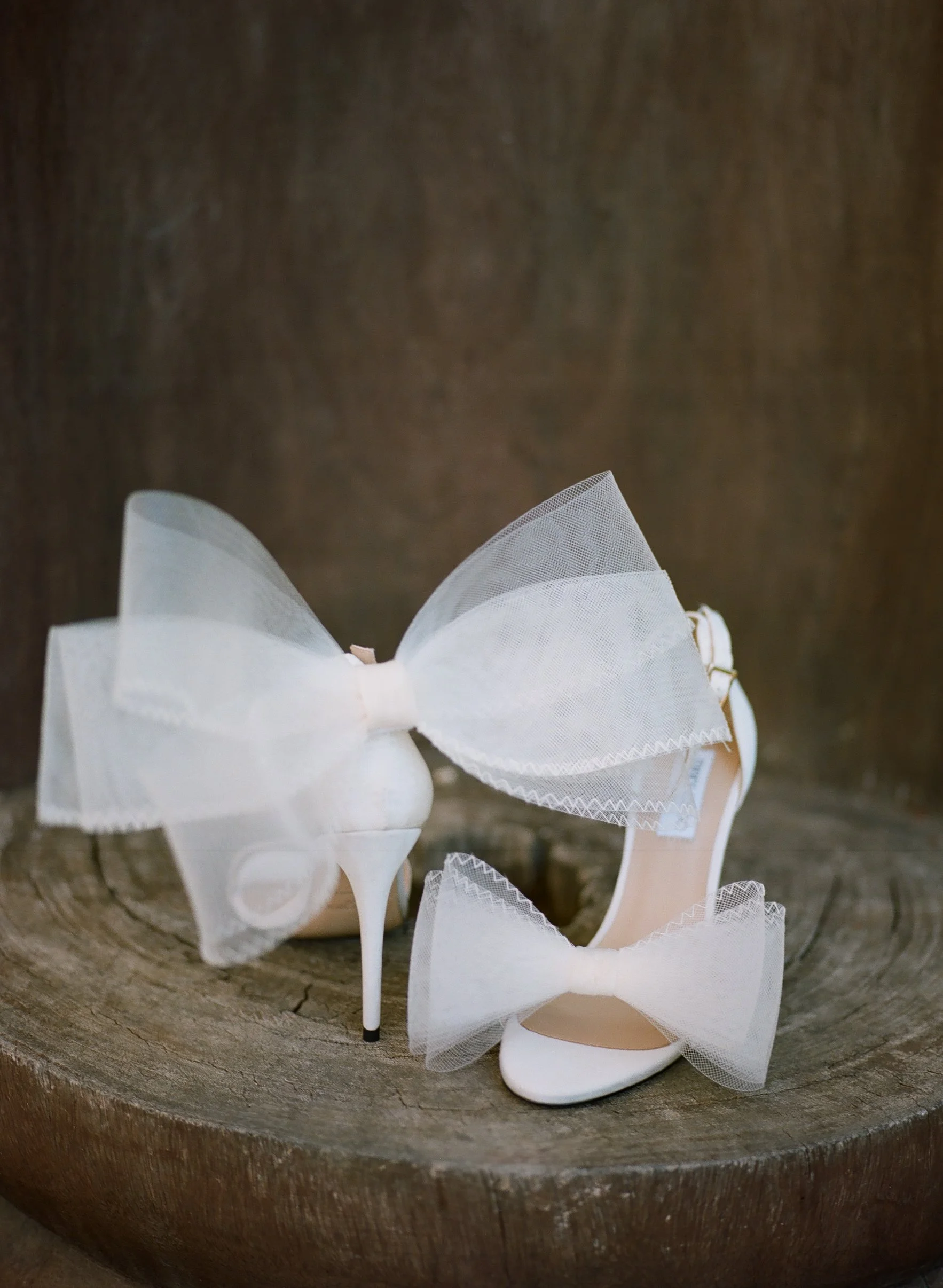 Scarpe femminili bianche con tacco alto, decorato con fiocco di tulle
