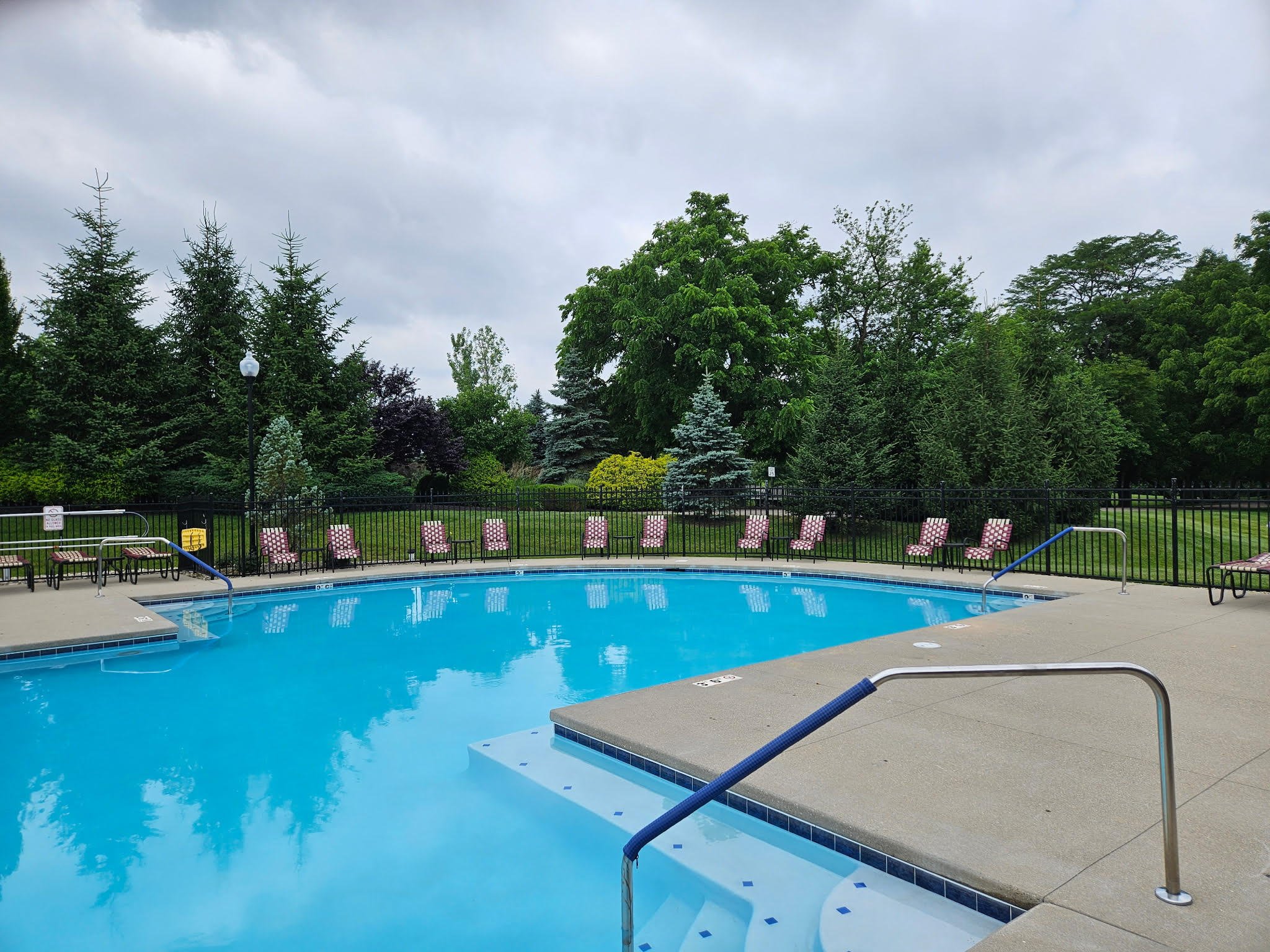 Adult Pool with new chairs.jpg