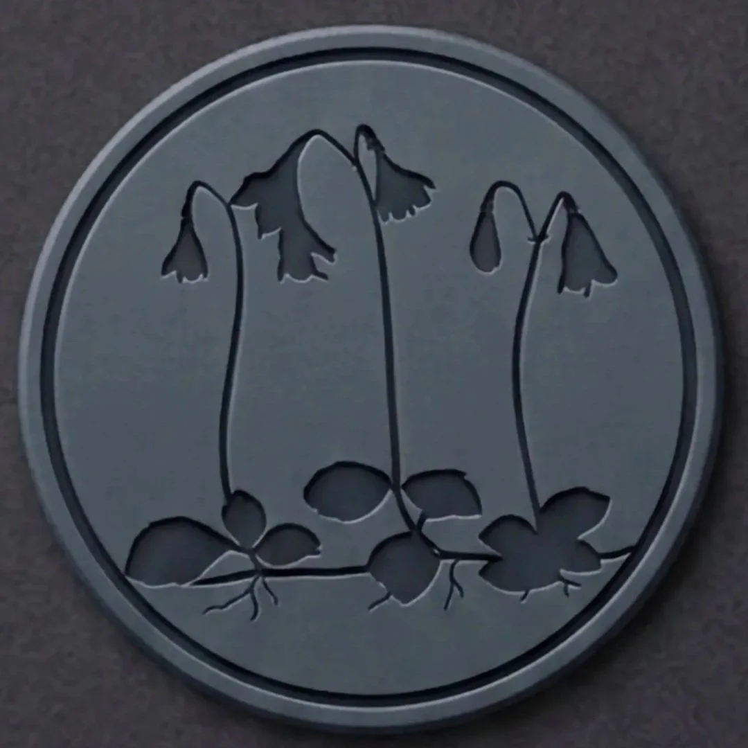 Logo von Vildmoos, mit großen Blüten oder Blättern, Schwedisches Moosglöckchen die auf dem Boden und auf den Stängeln liegen.
