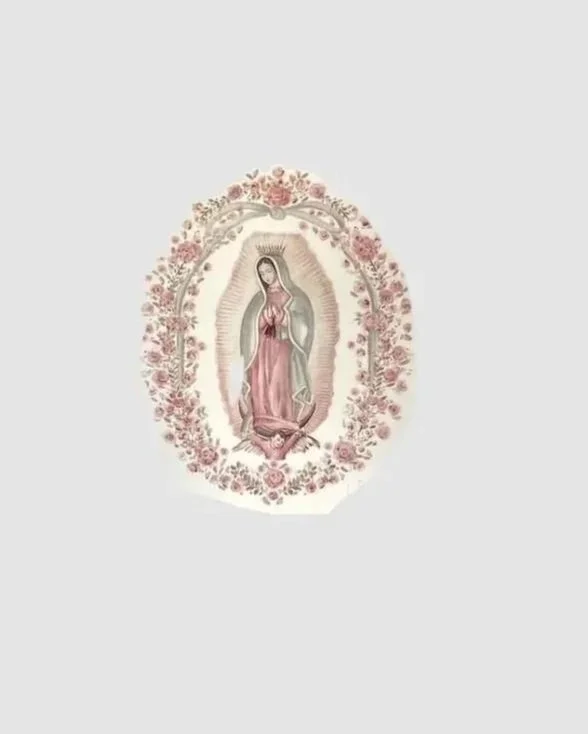 Imagem de uma santa, provavelmente Nossa Senhora de Fátima, cercada por uma moldura de flores rosas e douradas.