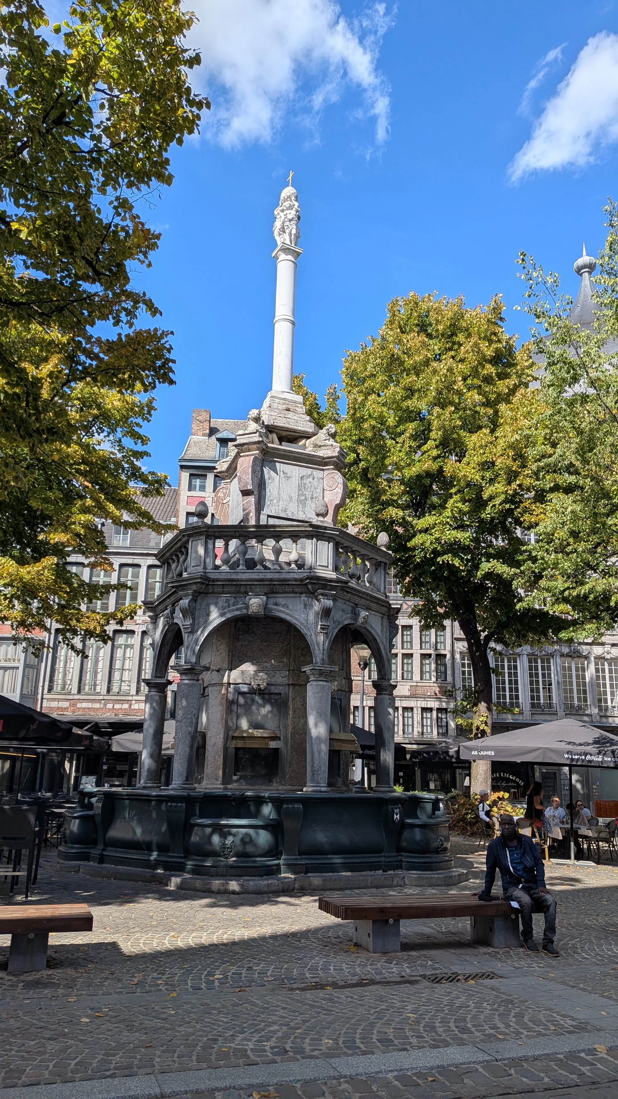 Monument in downtown Liege.jpg