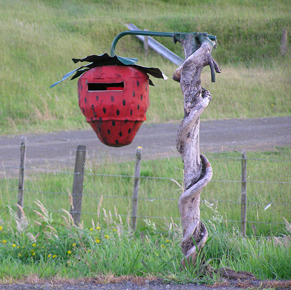 strawberry mailbox.png