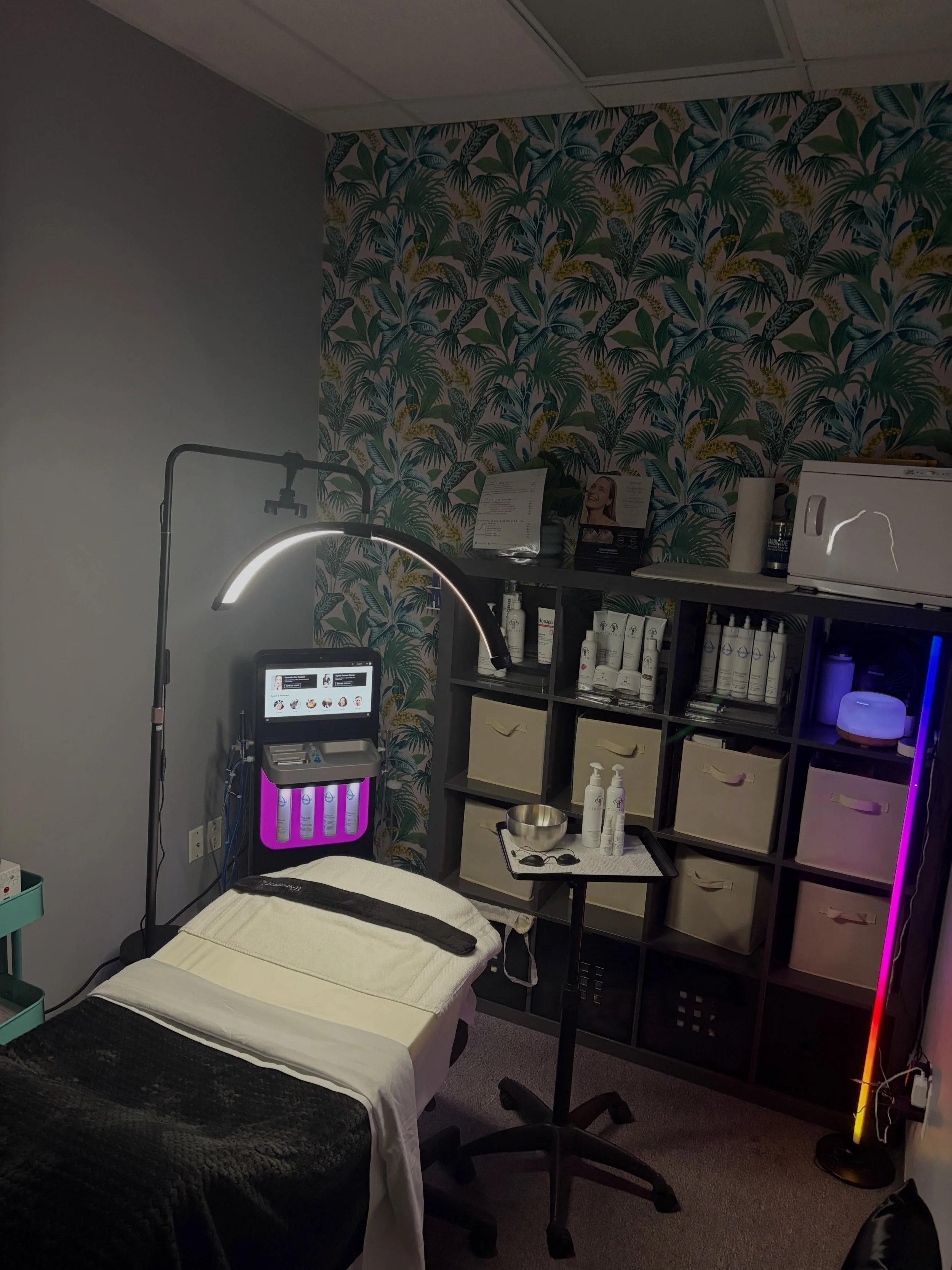 The treatment room.
The setup.
The machine.
The provider.
The results :)

The results after just ONE Hydrafacial treatment!!! 

📍 Aesthetics By Ellie | Ridgefield, WA
✨ Book your next treatment: https://aestheticsbyellie.com/

#Hydrafacial #hydrafac