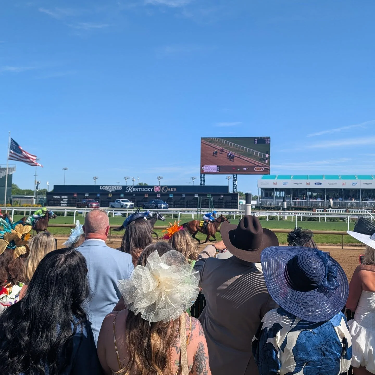 The weather was perfect for #Thurby2026 💙

#churchhilldowns #derbyfashion #derbyhat #KentuckyDerby derby