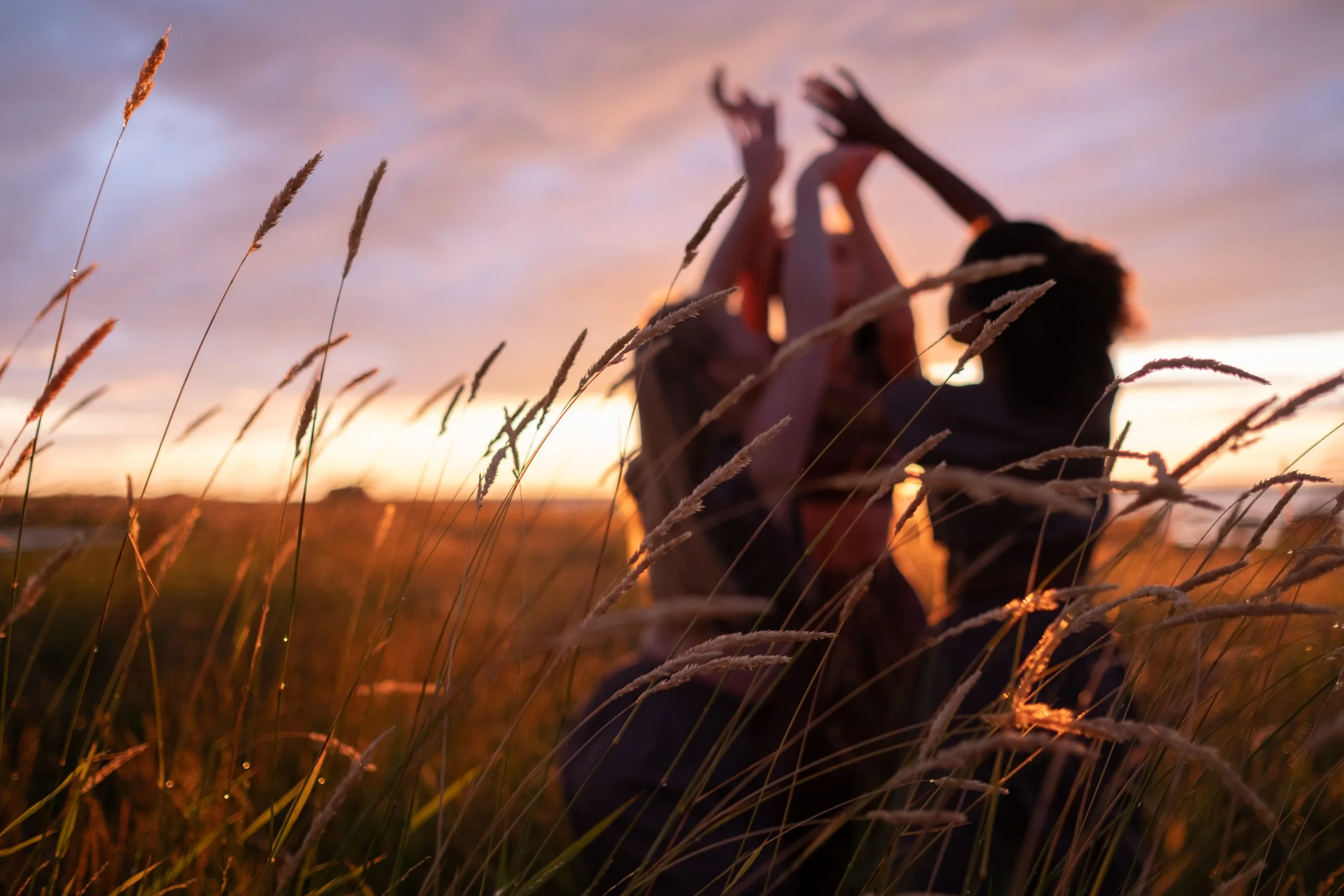 Groupe de personnes en mouvement dans la nature au coucher du soleil