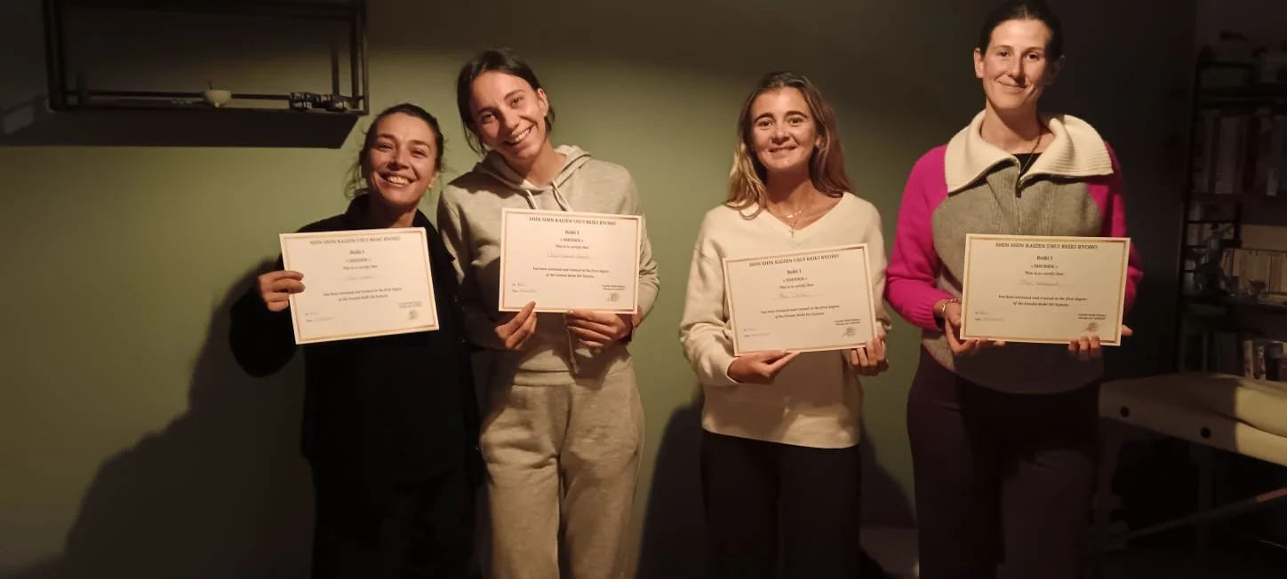 Quatre participantes tenant leur certificat après une formation Reiki de premier degré à Nice