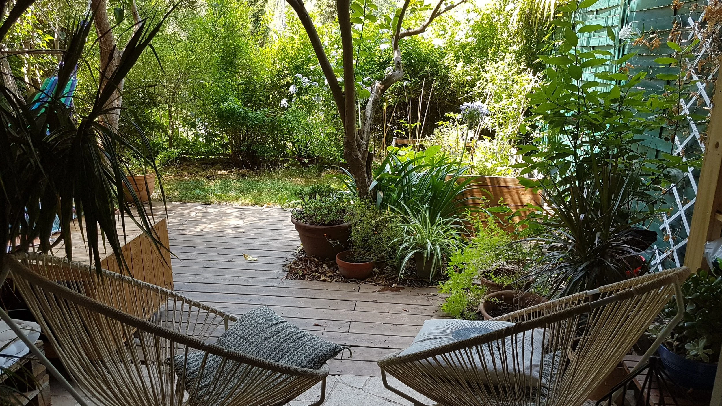 Terrasse et jardin de l’espace de yoga Pleinement Toi à Nice Nord
