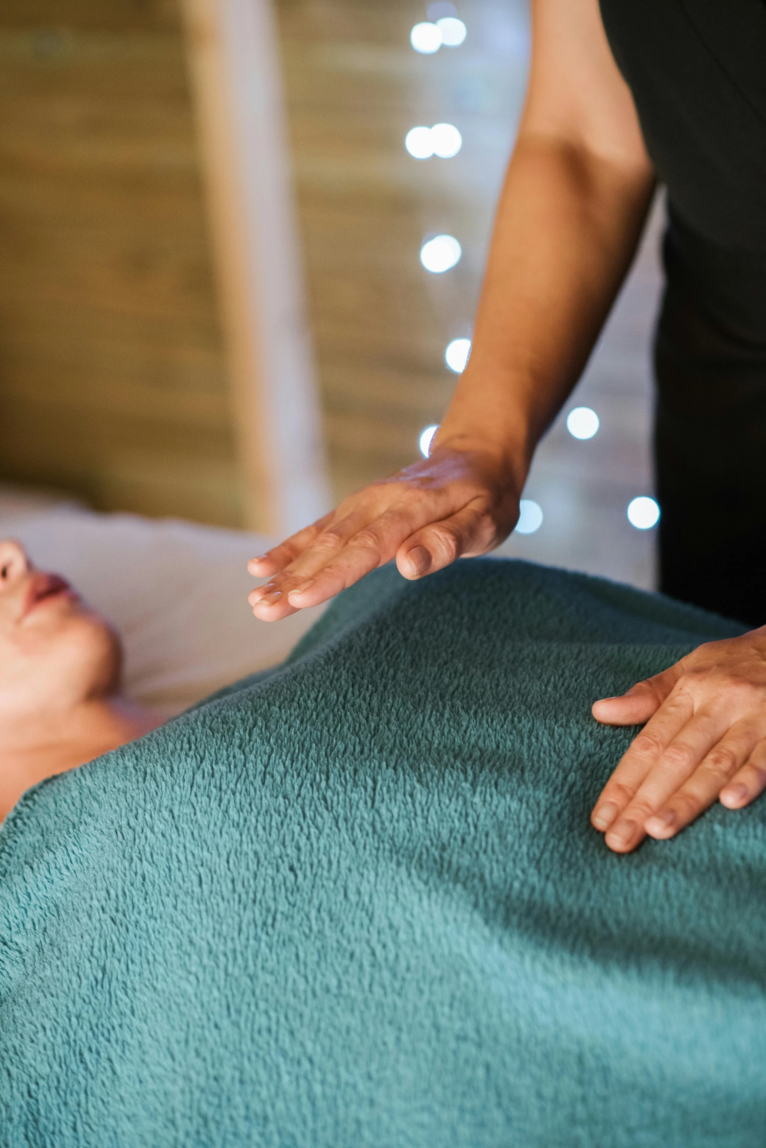 Mains placées au-dessus d’une personne pendant une séance de Reiki