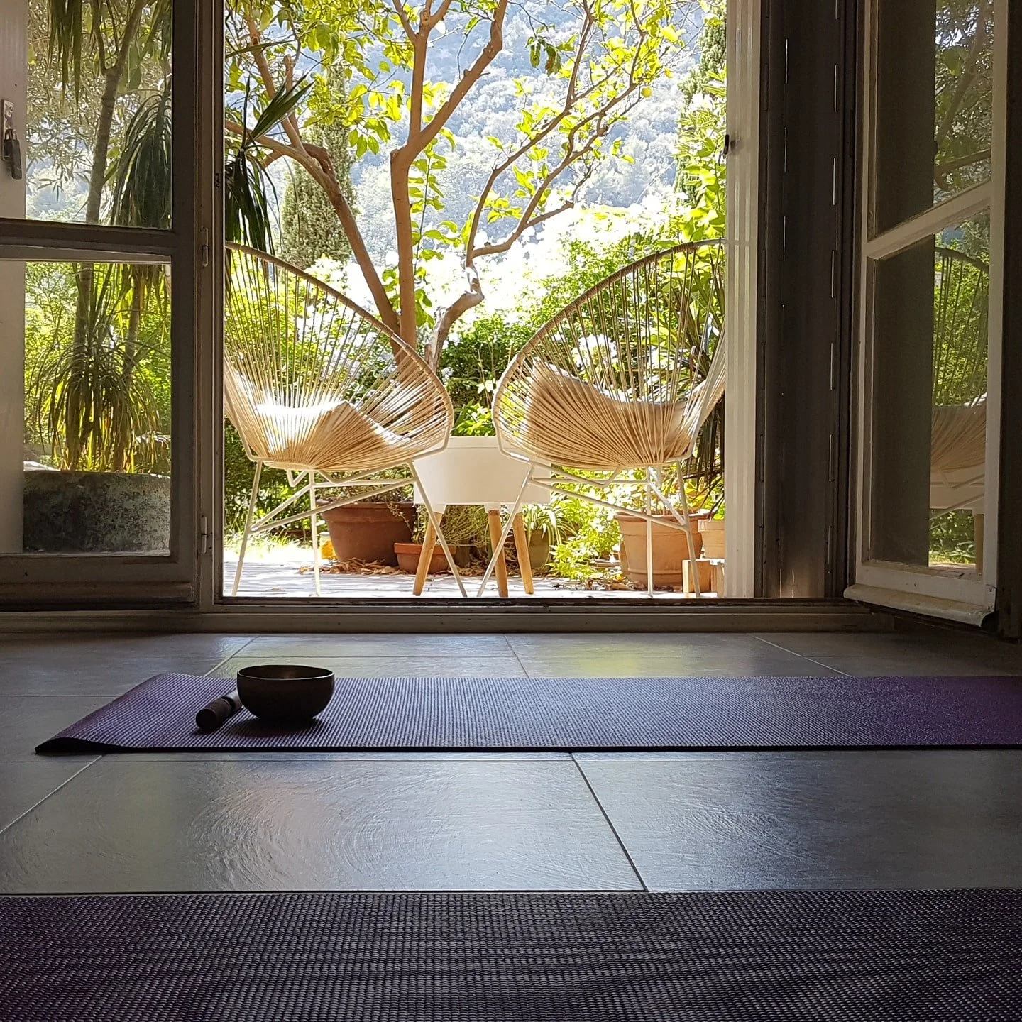 Tapis de yoga dans l’espace de pratique Pleinement Toi à Nice Nord
