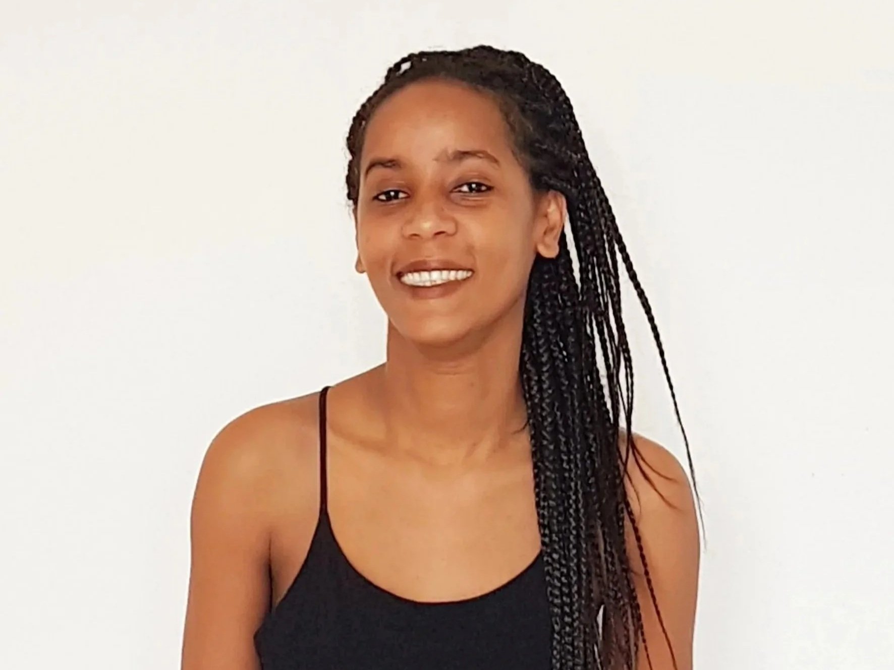 Portrait de Warda Ali Ahmed, professeure de yoga, enseignante Reiki et facilitatrice en danse intuitive à Nice