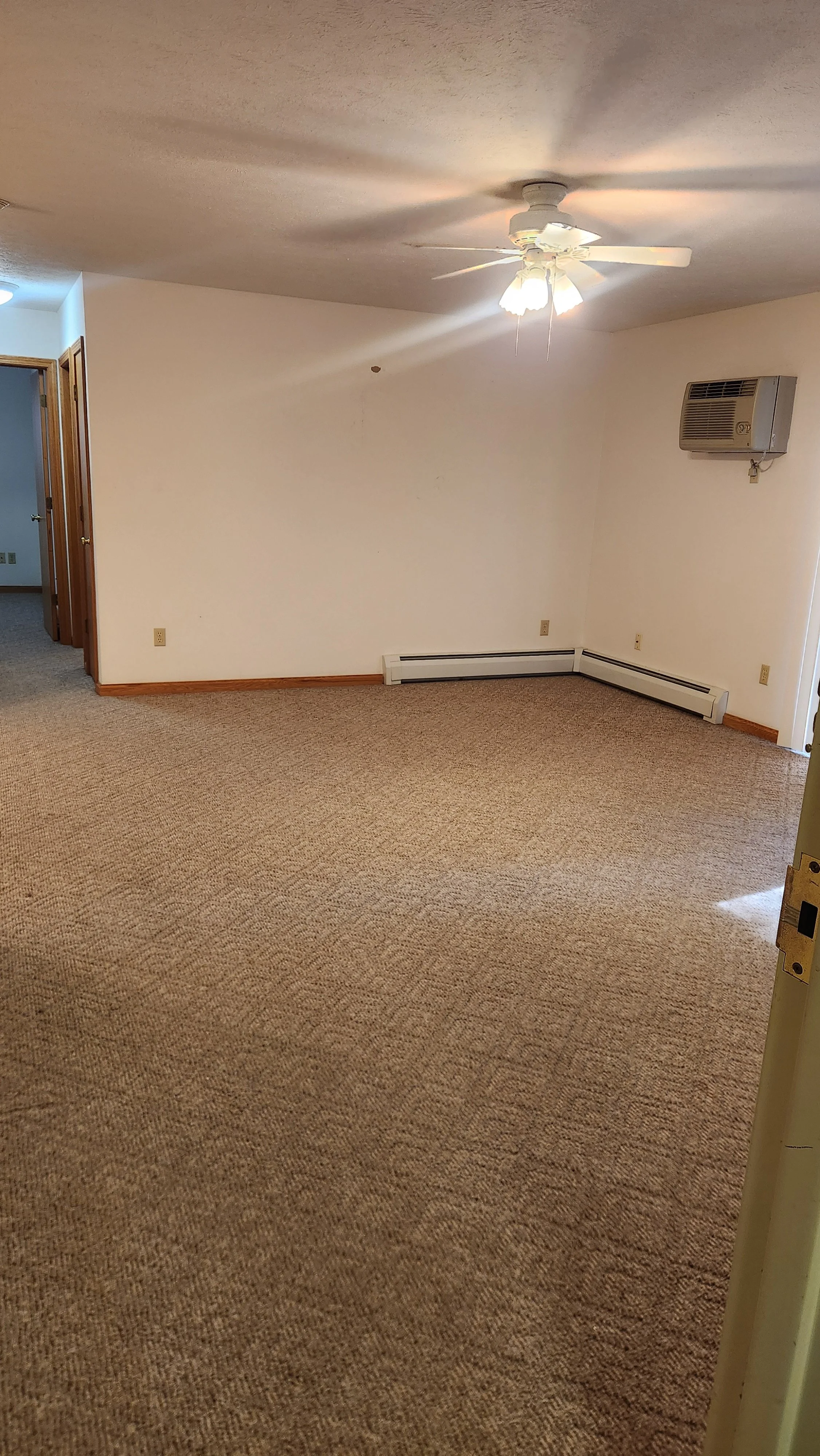 Oak C living rm.jpg