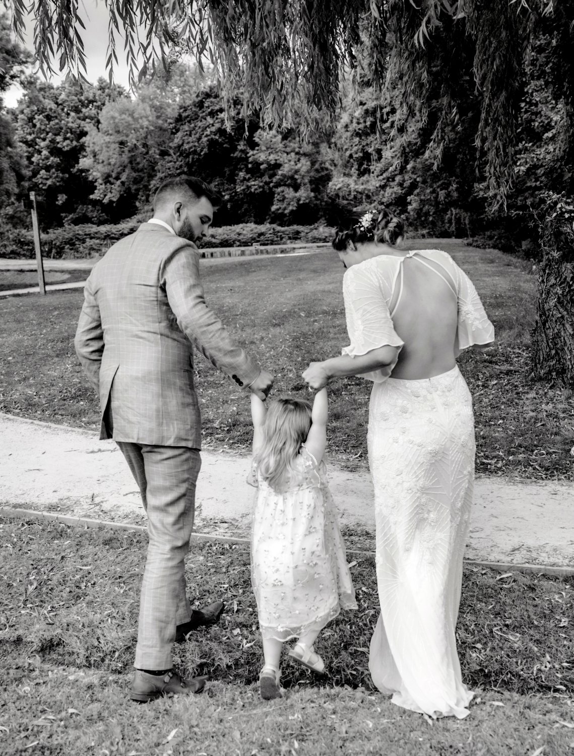 What is candid photography, here is a short Candid wedding photography guide