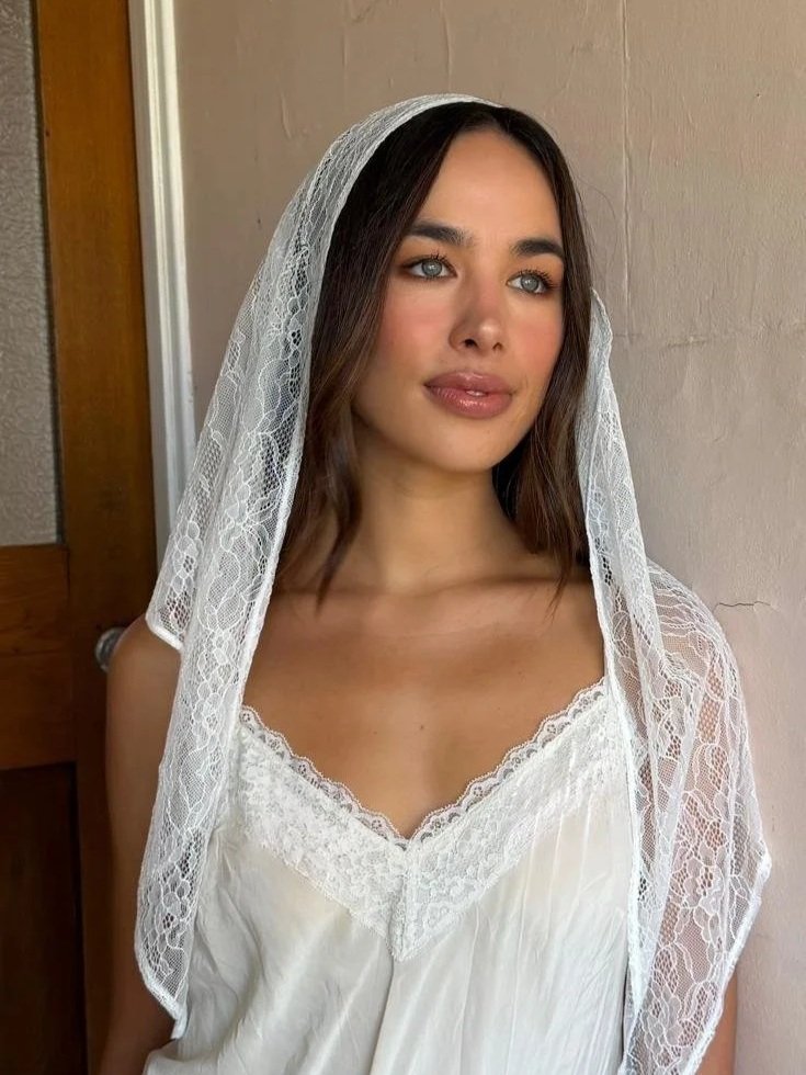 Bridal makeup wit an emphasis on relaxed and authentic natural beauty.