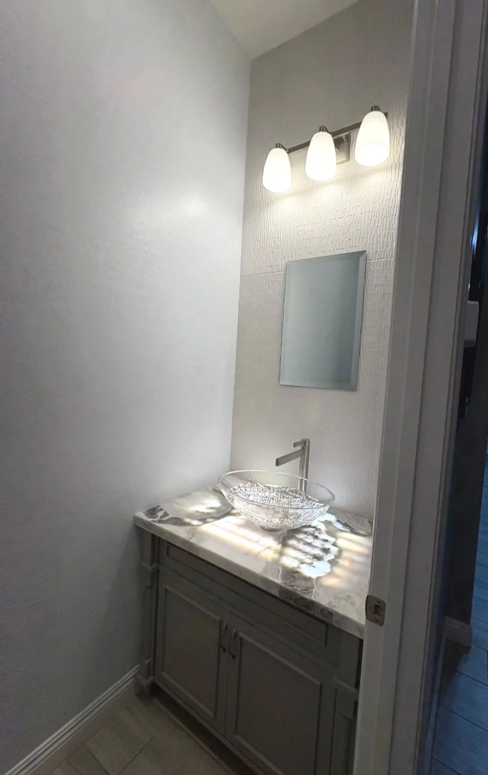 #K      A small bathroom with a custom vanity countertop and backslash.