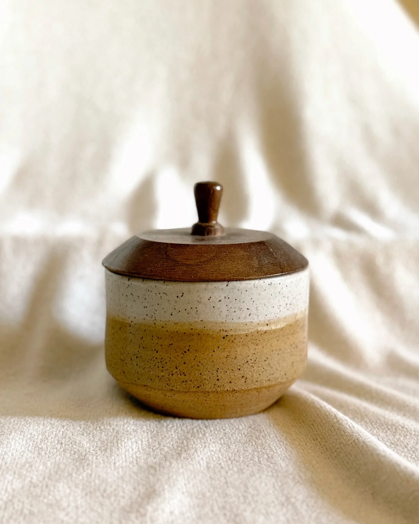 I really love this shape. I keep making it not purposefully, but it happens. The straight lines mixed with the rough clay body is a really nice juxtaposition. Grabbed this wooden lid from a vintage dish i found and it fit perfectly 💛

#handmade #pot
