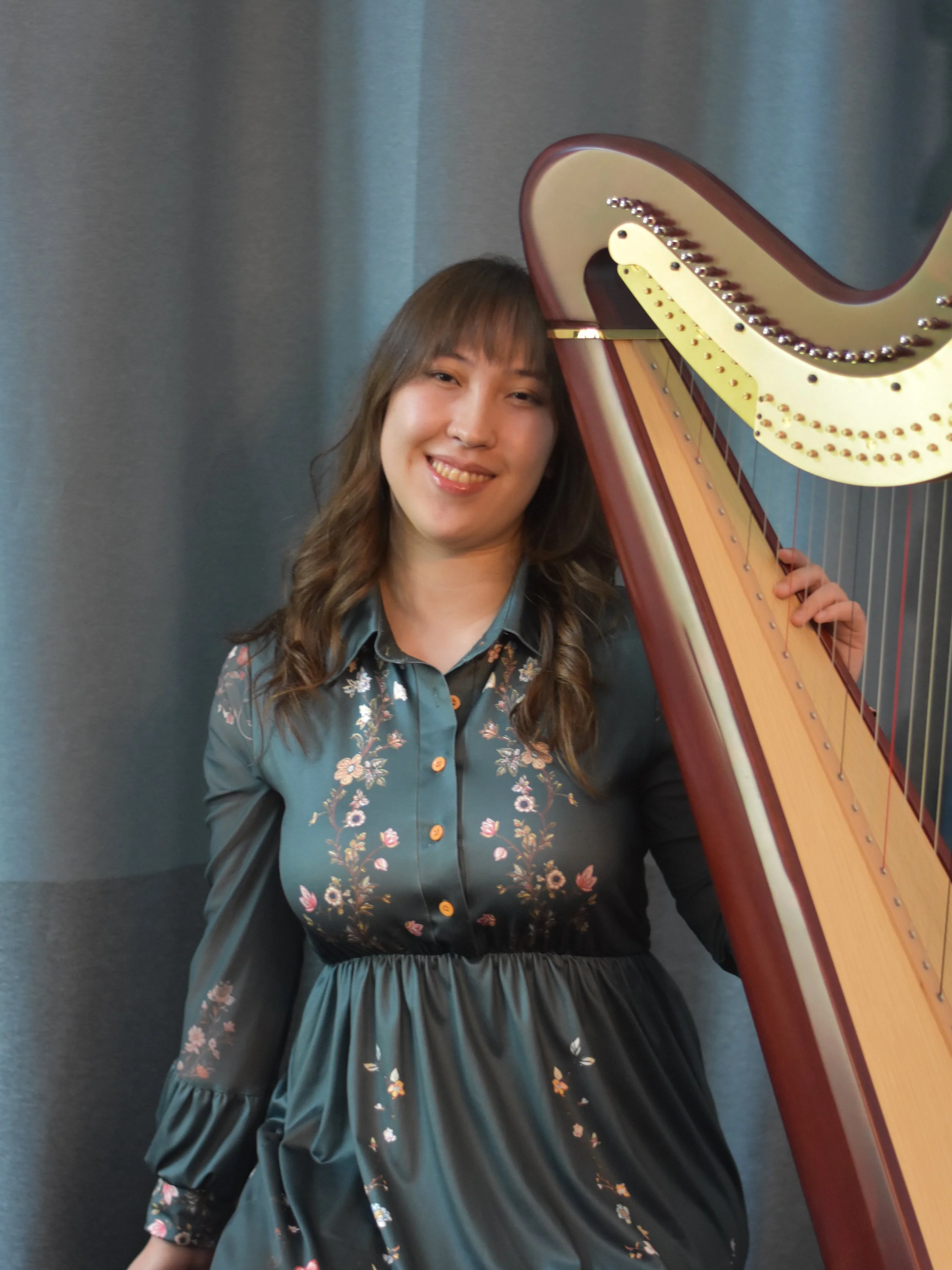 Hannah Rother at the harp