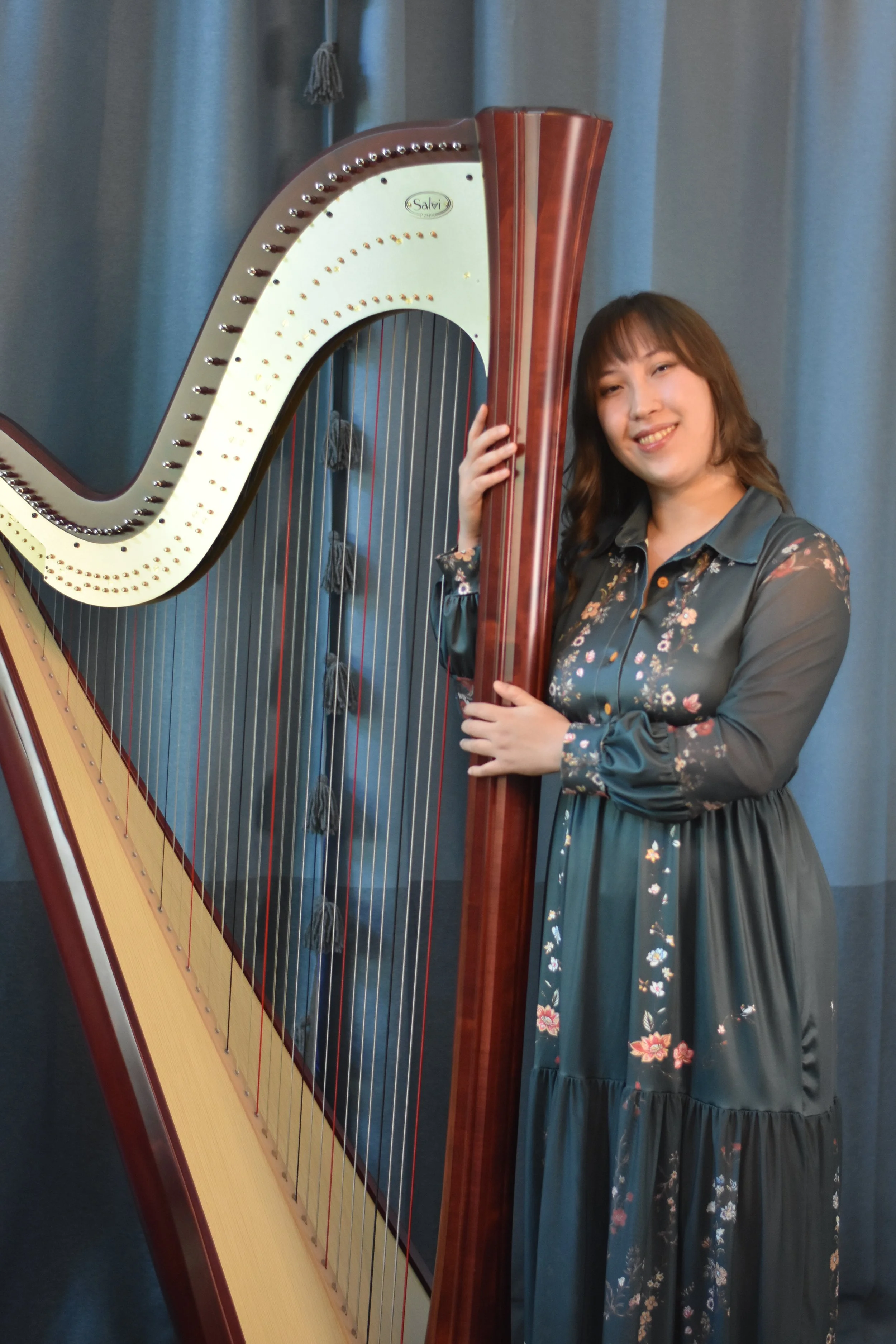 Hannah Rother holding the harp