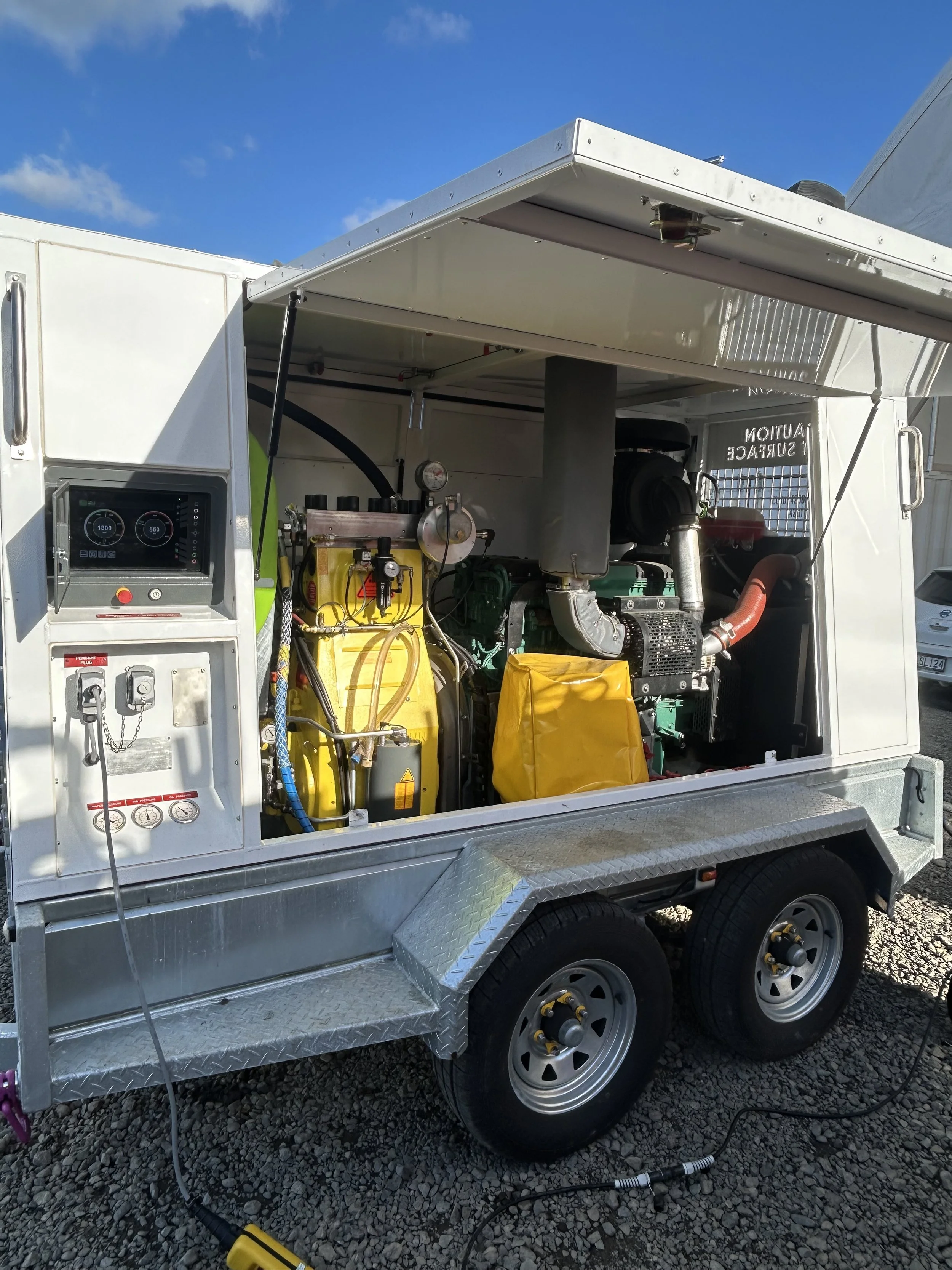 A ultra high pressure water blaster used for internal bitumen tank cleaning.
