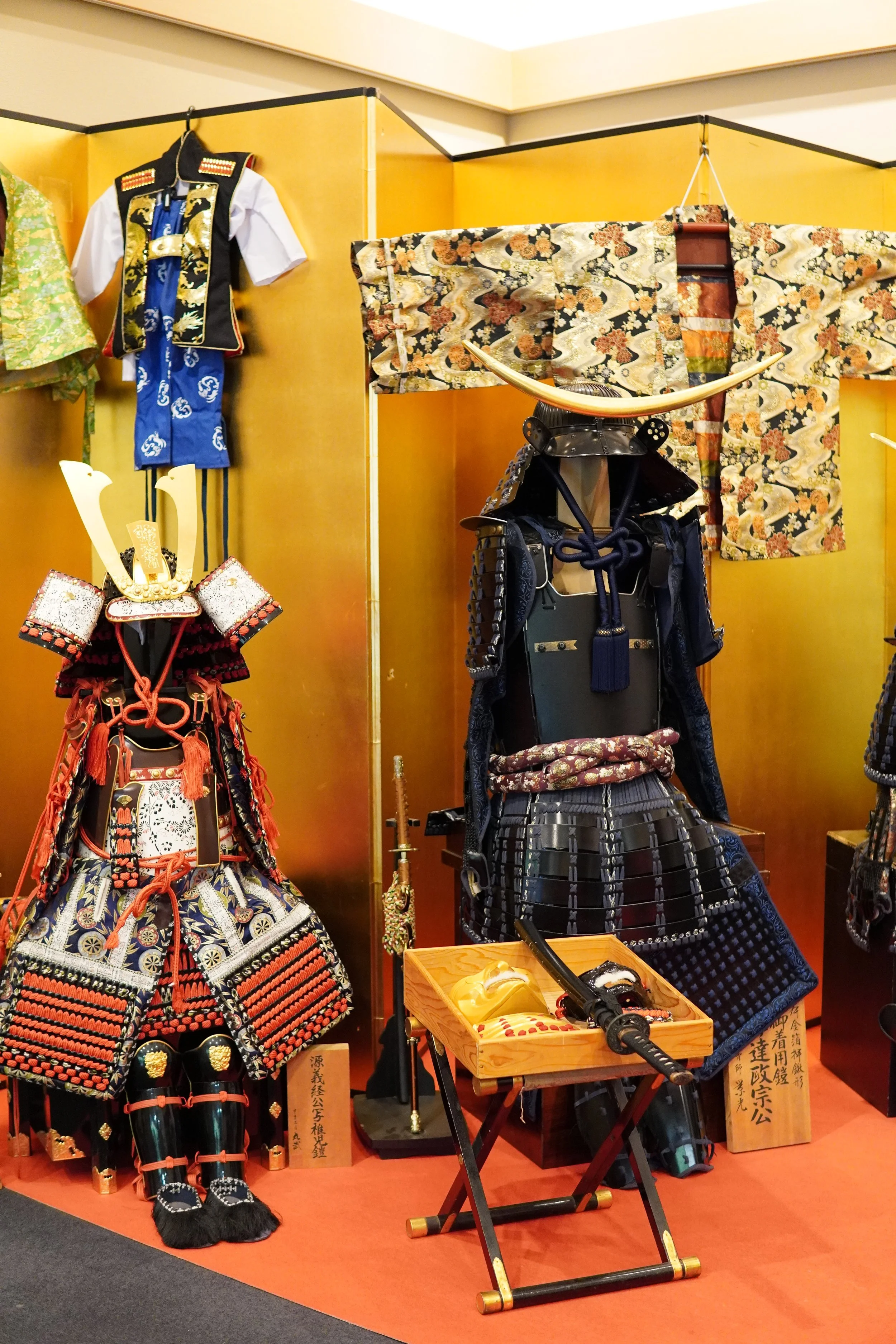 伝統的な刀剣や鎧、和服の装飾品が展示されている。