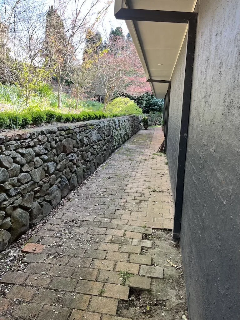 Natural stone retaining wall built by JT Stonewalls in the Southern Highlands NSW