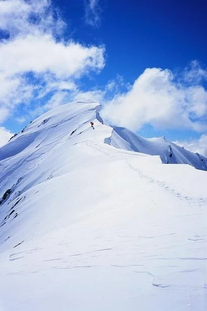  The summit ridge - and the cornice that Craig dislodges 10 minutes later 05/10/2002    