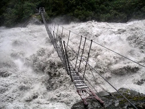  Evans River in flood at swingbridge 