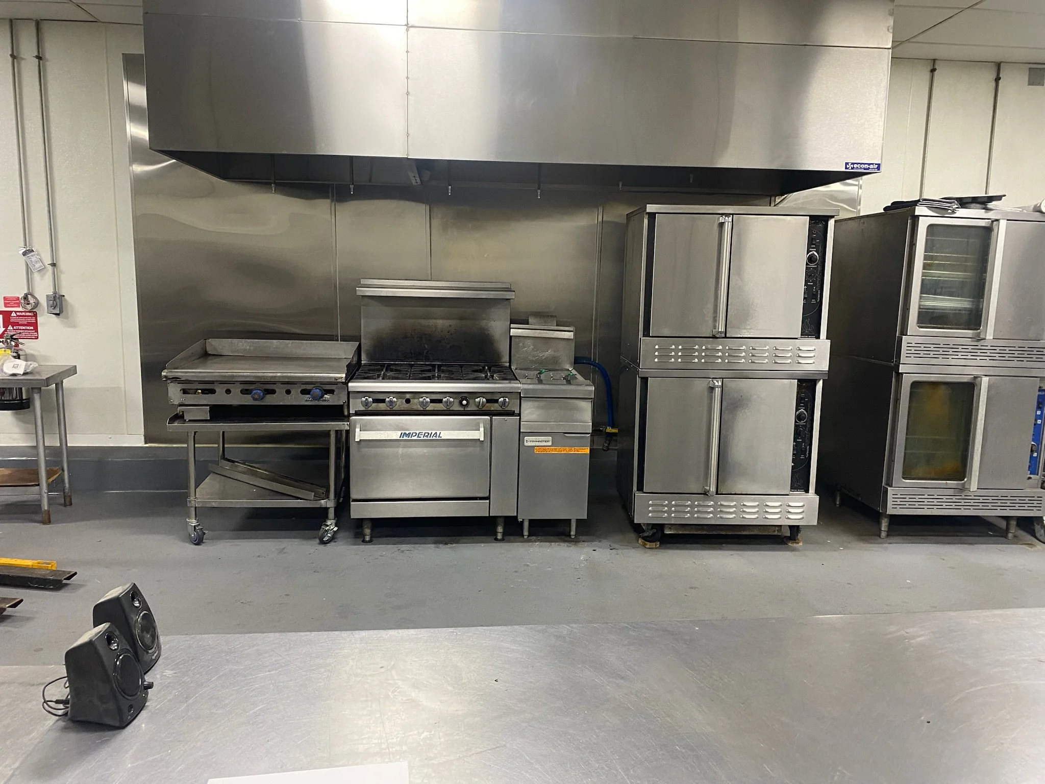 Full Service Kitchen for all your commissary needs. A spacious and open rectangular layout for increased efficiency