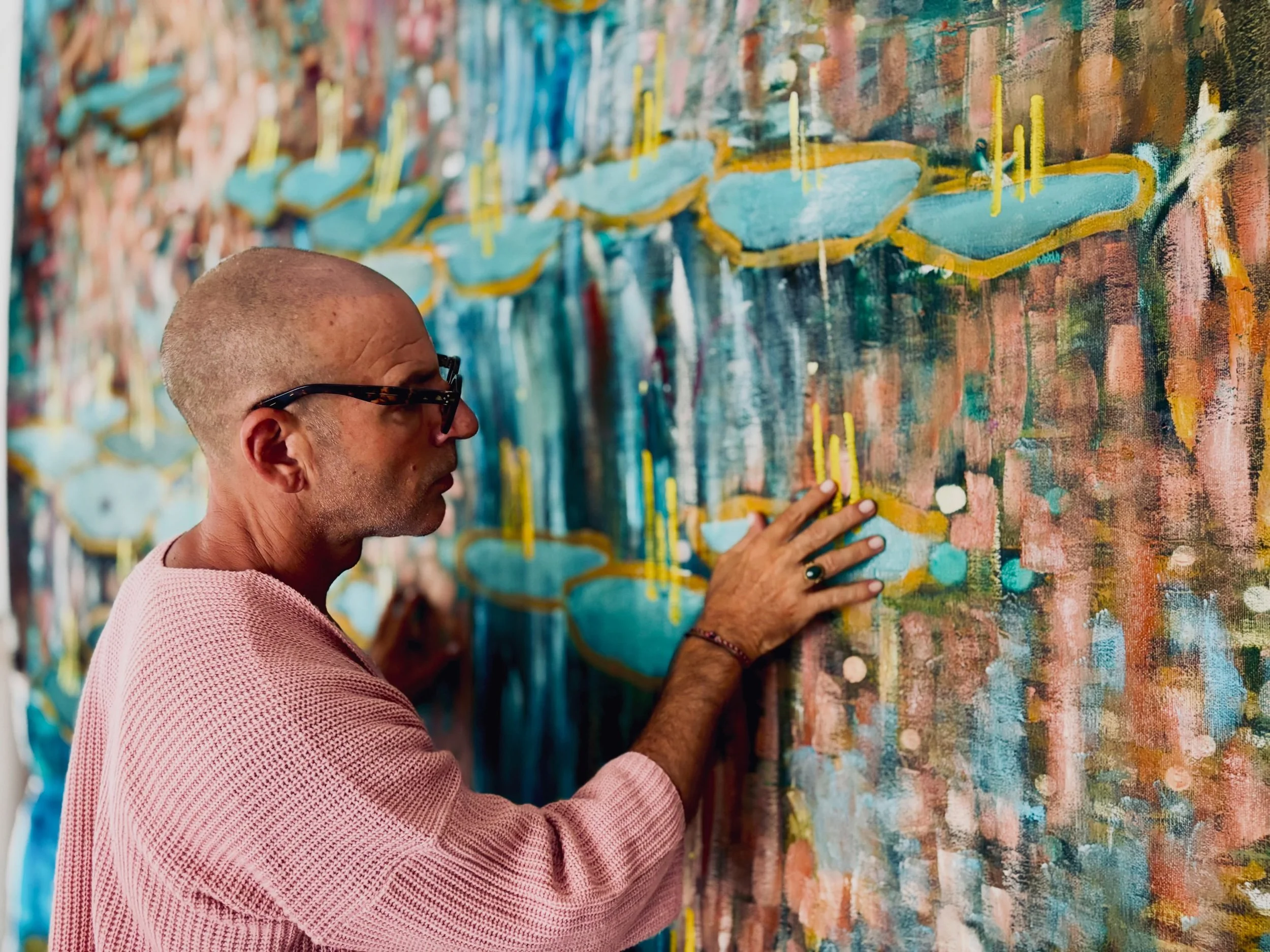 Letting my fingertips rest on the canvas, here the oil paint feels entirely different, it is smooth and cool, my palm rests flat against this stillness, the texture holds the weight of patience.
#contemporaryartwork #painters #abstractartwork #artcol