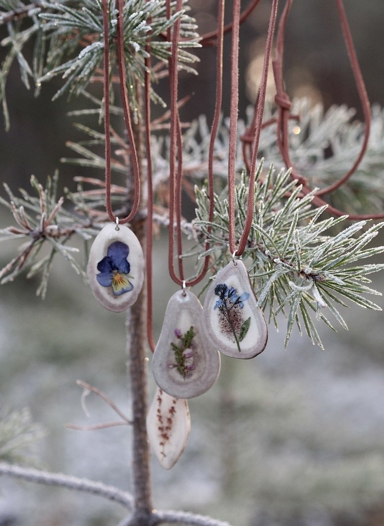 Kiekero necklace made of reindeer antler and wild flowers