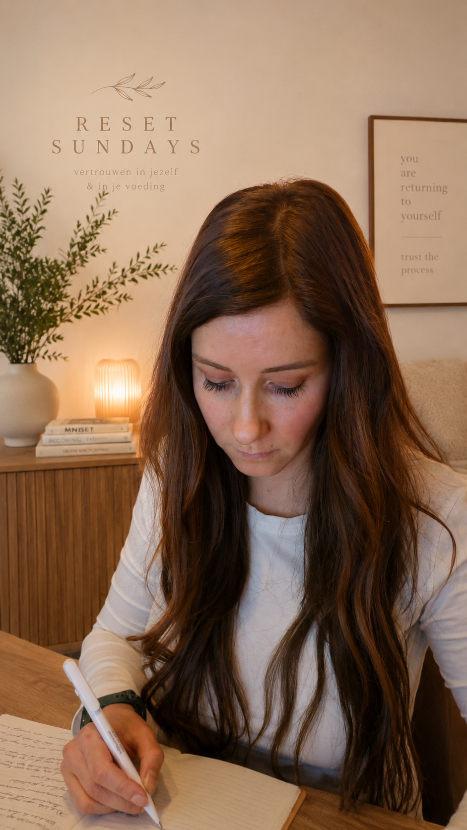 Vrouw die schrijft in een notitieboekje met een pen in een gezellige woonkamer