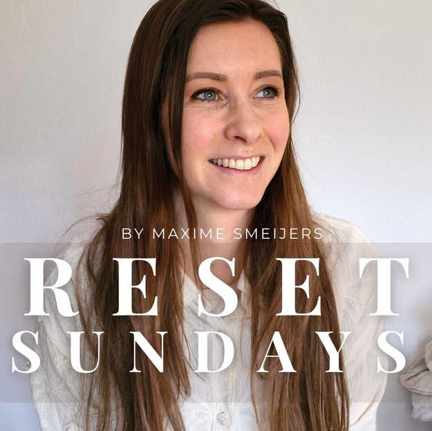 Een glimlachende vrouw met lang bruin haar kijkt naar rechts, op de achtergrond een effen witte muur, met tekst 'Resets Sundays' en 'by Maxime Smeijers'