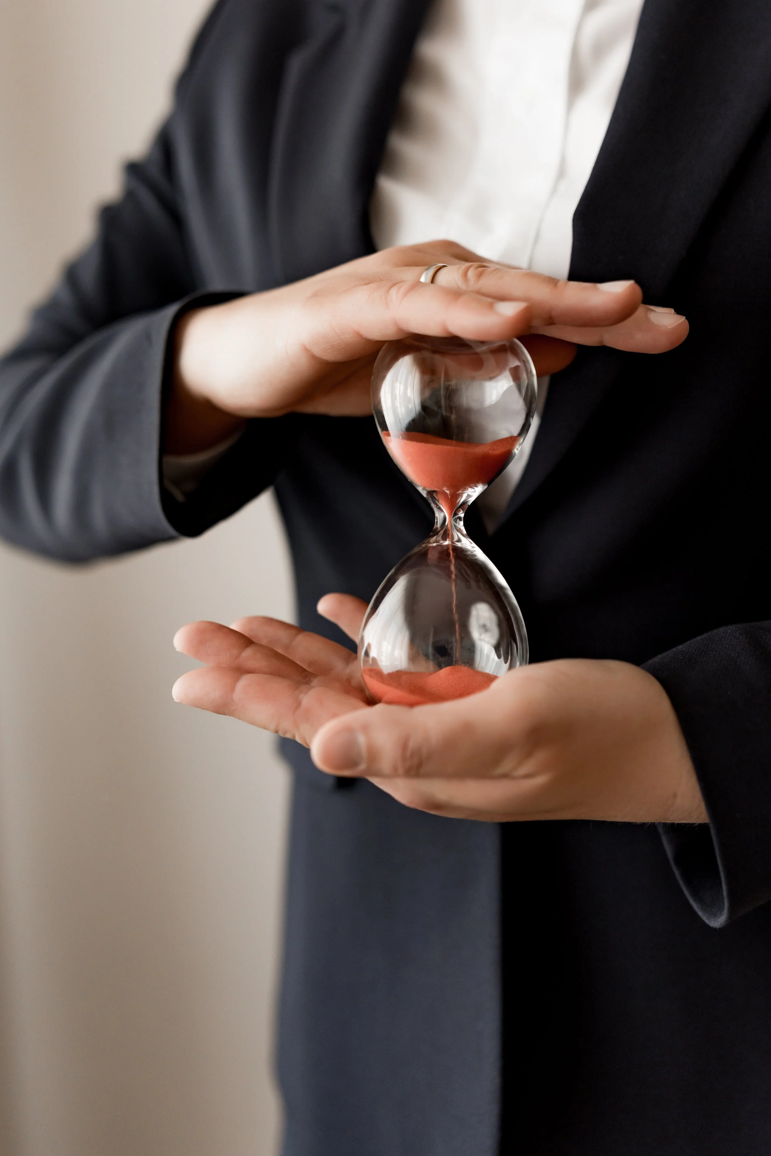 Hände halten eine Sanduhr — Zeit als zentrales Element in der Nachfolgeberatung