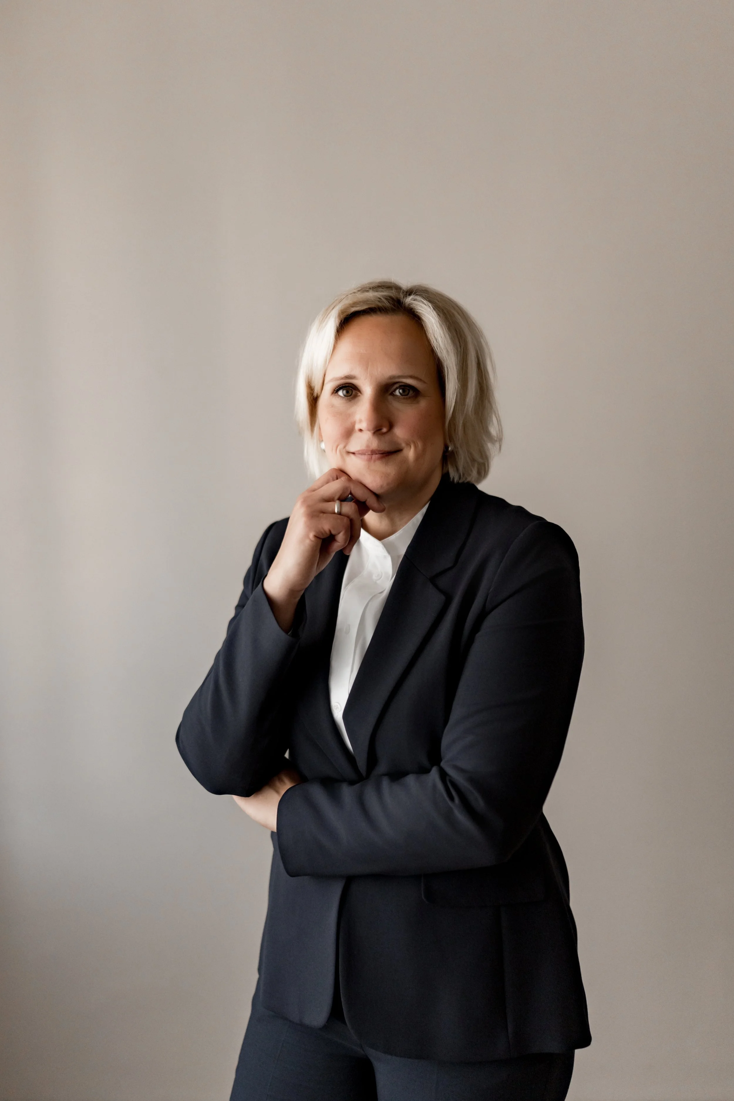 Monique Fordt in nachdenklicher Pose — fokussierter Blick, bereit für die Klärung komplexer Nachfolgefragen
