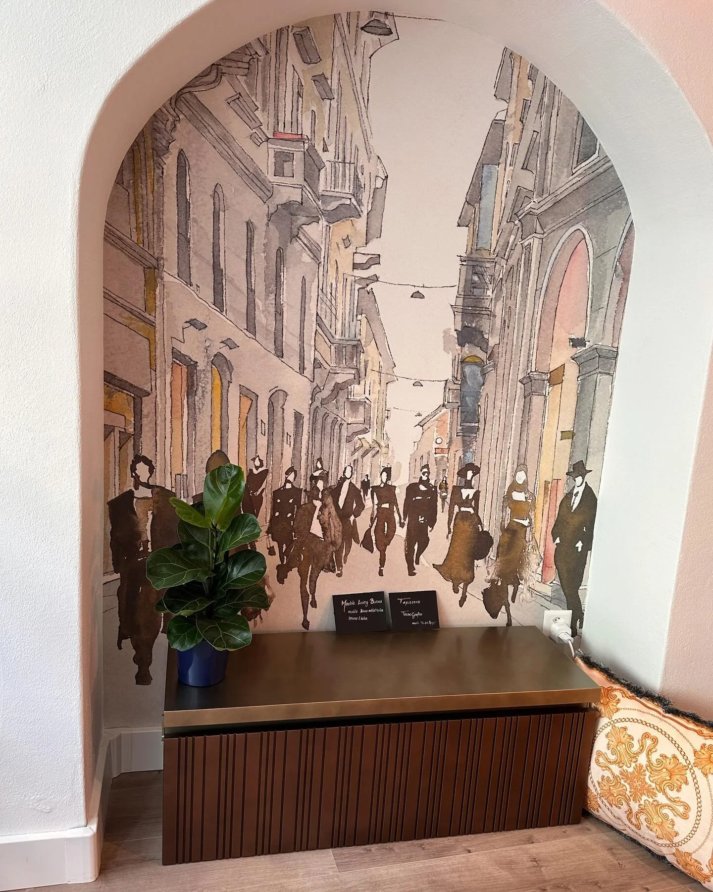 Pour aller au-del&agrave; des murs blancs, voici 3 propositions d&rsquo;habillage pour rendre votre int&eacute;rieur dynamique et chaleureux. Une tapisserie, de l&rsquo;Orac ou simplement une couleur&hellip;.