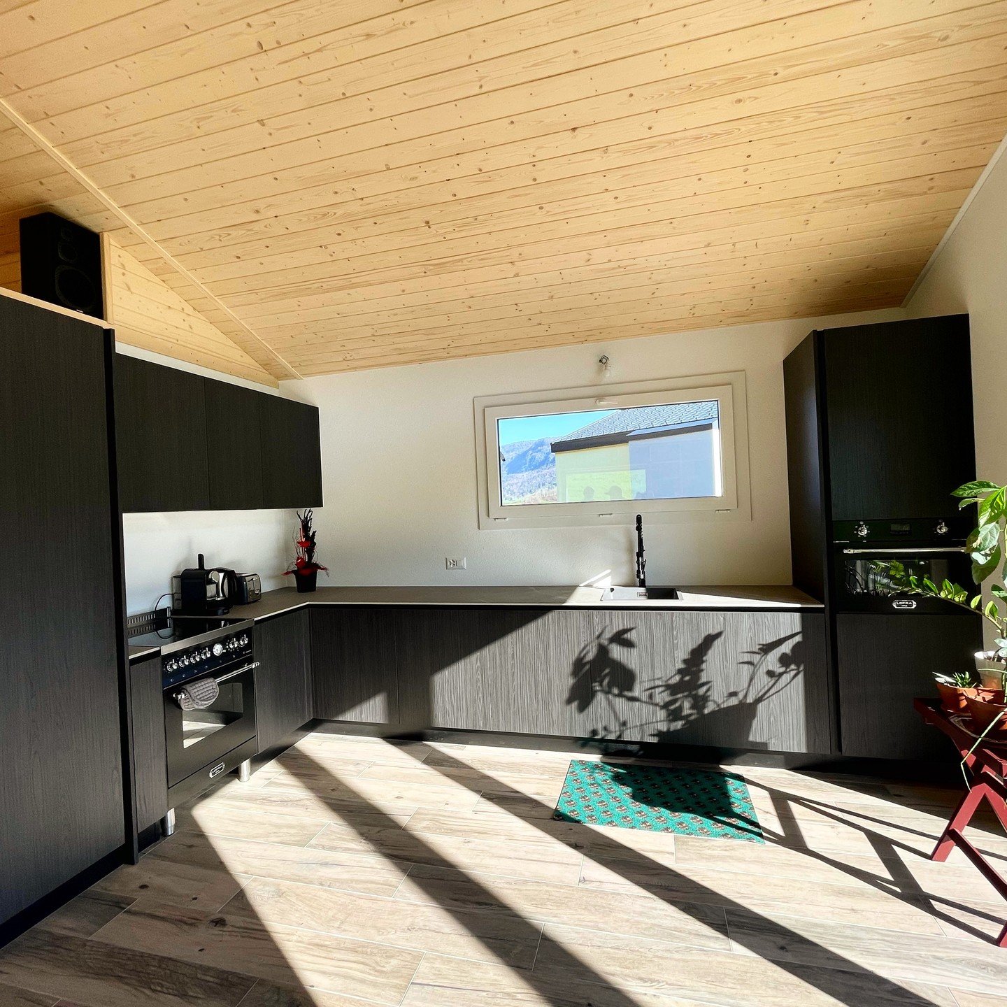 R&eacute;alisation 2023. Les clients pour cette maison familiale n'ont pas eu peur des couleurs! Une ambiance chaleureuse pour d&eacute;guster de bons whisky!