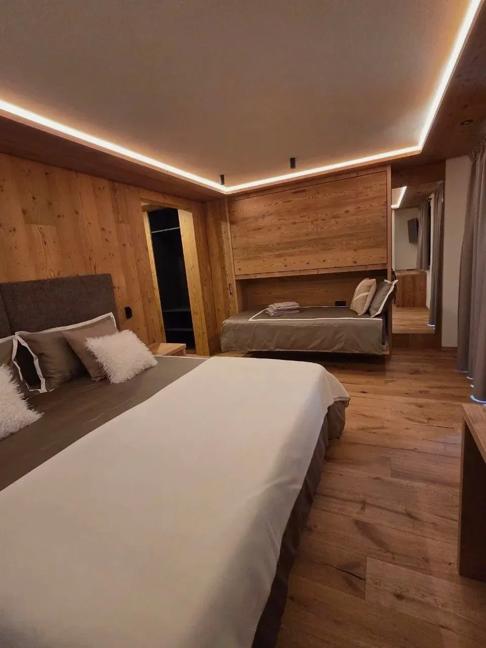 Suite  Chalet Gufo con arredi in legno e vista bosco