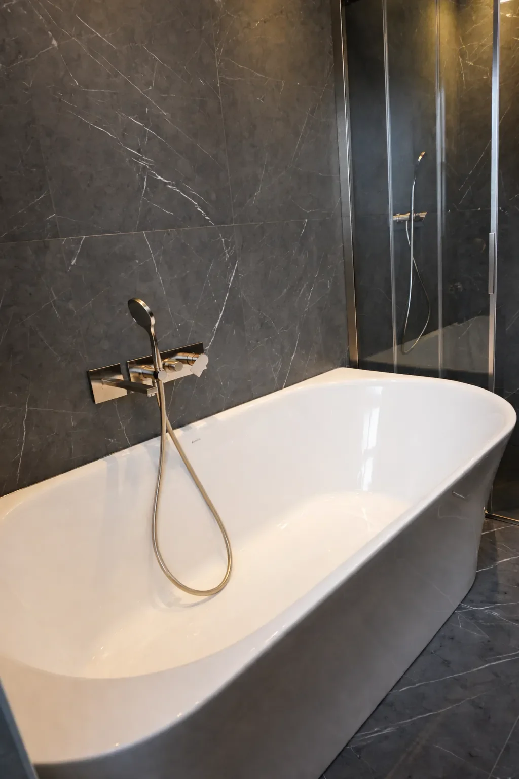 Bagno di lusso con vasca di design e finiture moderne Chalet Gufo Val di Fassa